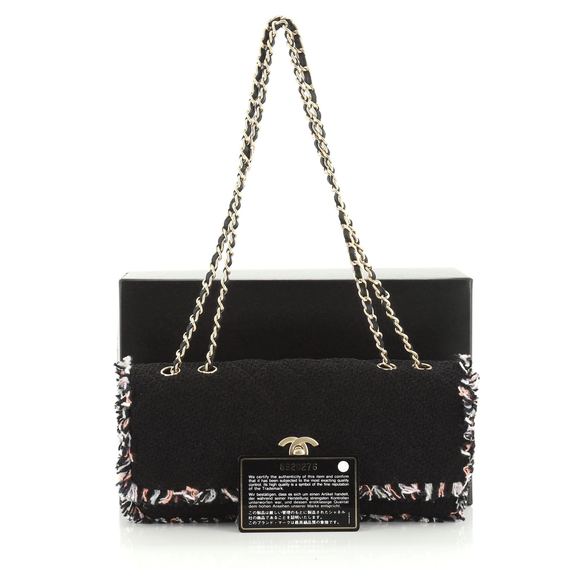This Chanel Fringe Chain Flap Bag Tweed East West, crafted from black and multicolor tweed, features woven-in leather chain link straps, fringe details and gold-tone hardware. Its CC turn-lock closure opens to a black fabric interior with slip