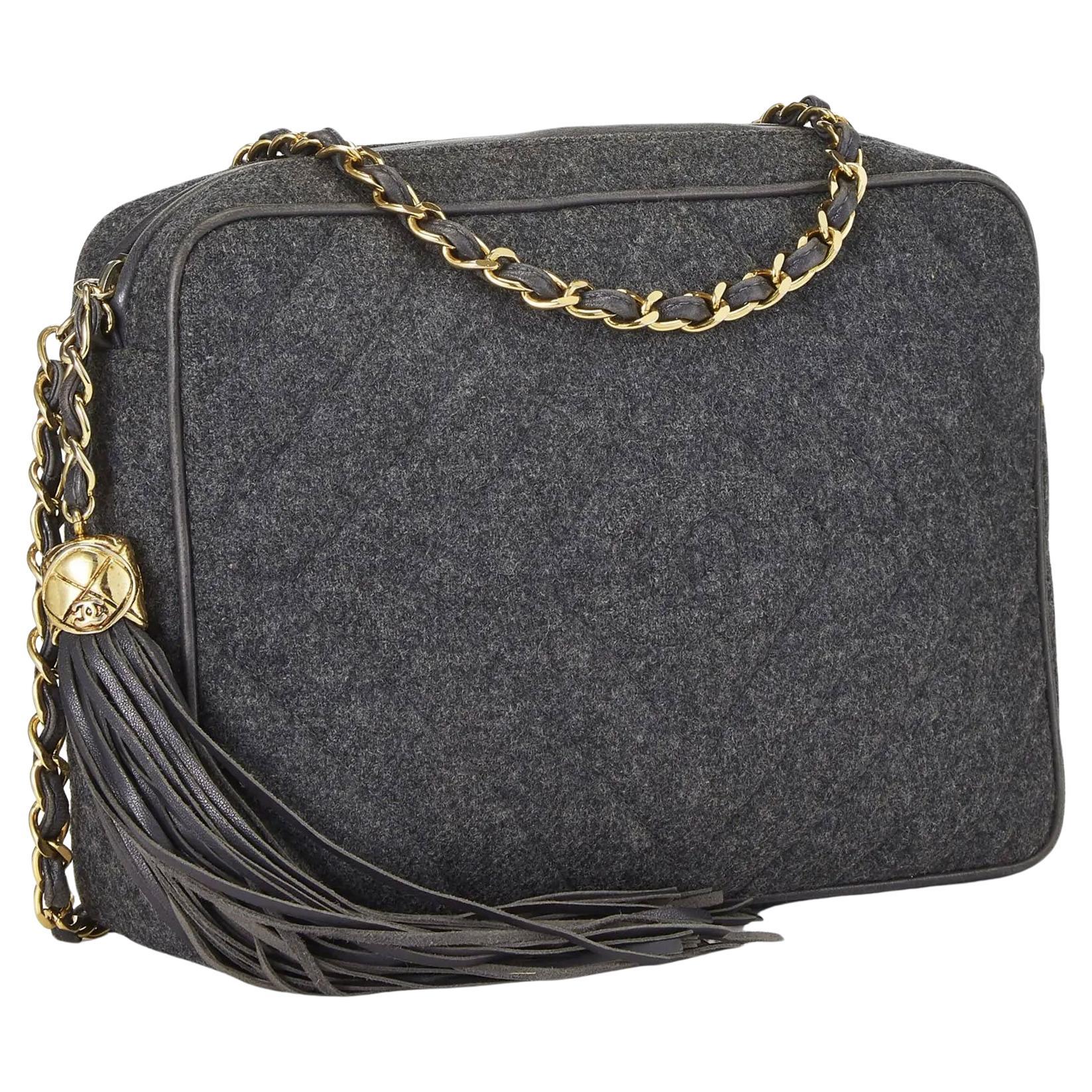 Chanel - Fourre-tout à franges en laine avec logo Chevron gris

1991 {VINTAGE 33 ANS}
Laine grise imprimée à chevrons et à losanges
Logo CC surpiqué à l'extérieur
Matériel doré
Chaîne classique en cuir d'agneau tressé
Pochette latérale