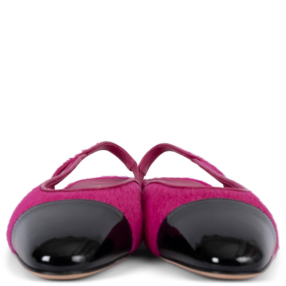 100% authentique Chanel slingback flats in pink calf hair with classic black patent leather cap toe. Logo CC en métal doré sur le talon. État neuf. Livré avec un sac à poussière. 

Mesures
Modèle	G31319
Taille imprimée	38.5
Taille des