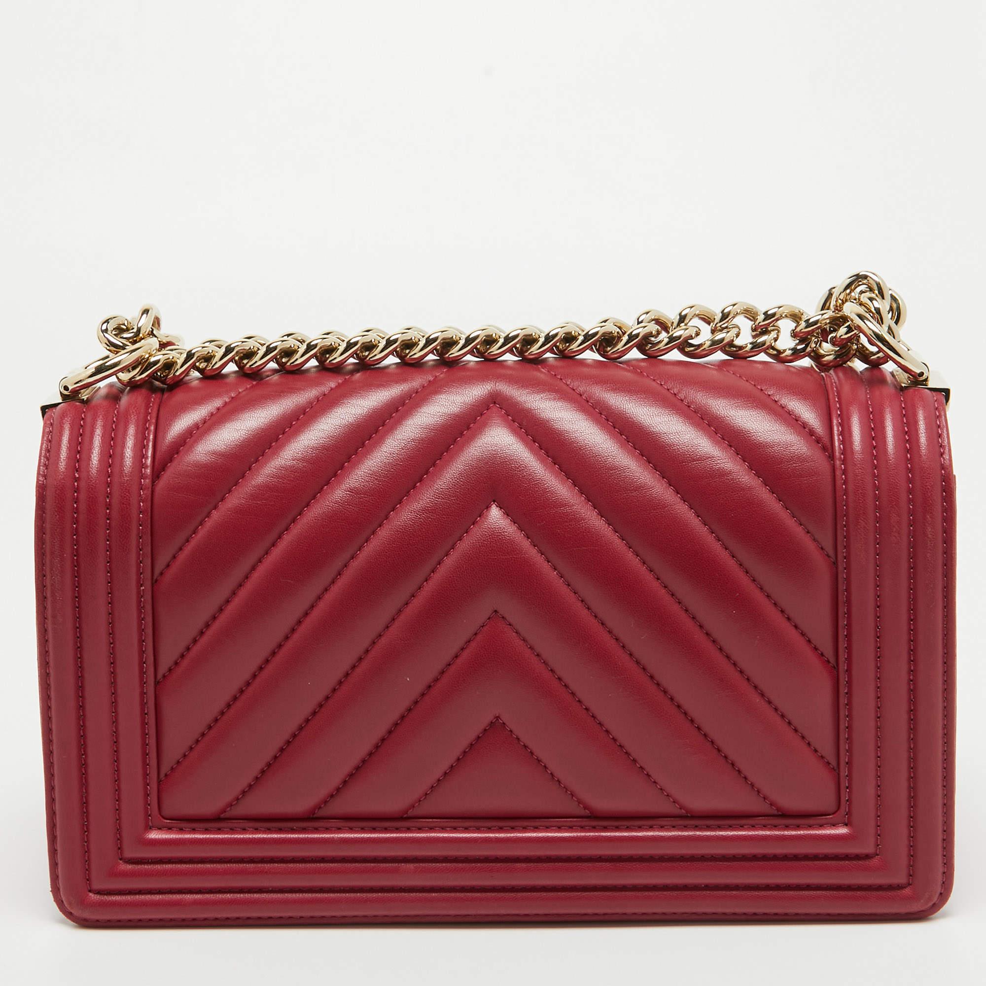 Introduced as a part of the Chanel Fall/Winter collection of 2011, the Boy flap bag is alluring and complemented with exquisite details. This fuchsia creation is meticulously crafted from Chevron leather and features side paneling, a chain-leather