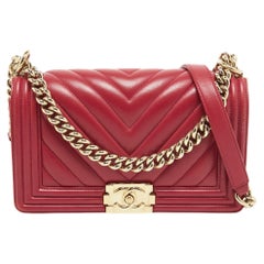 Chanel Sac à rabat Boy moyen en cuir à chevrons fuchsia