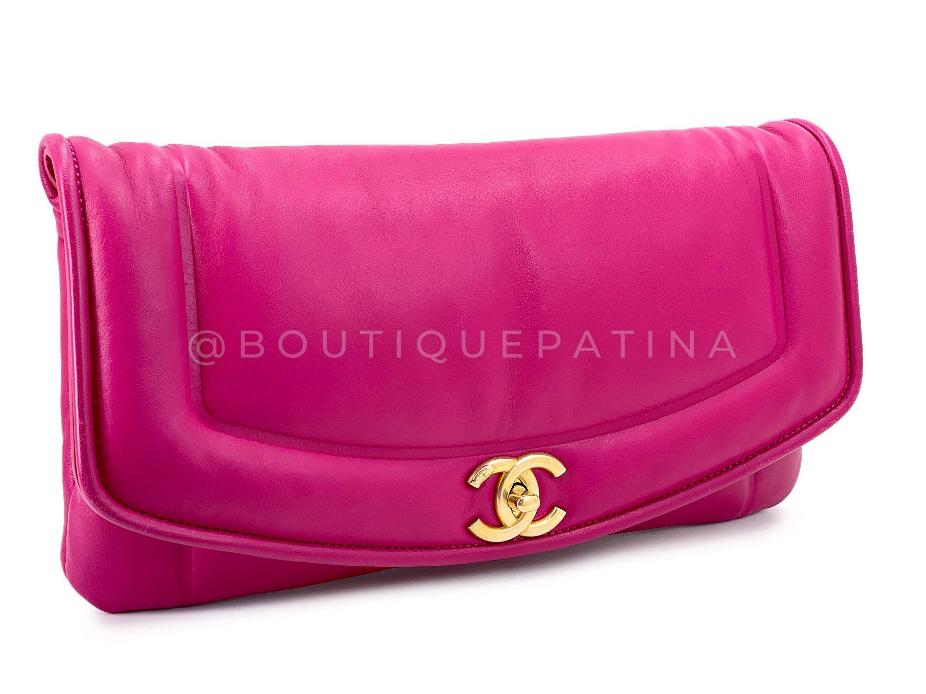 Article du magasin : 68505
Nous adorons ce sac à rabat Chanel Fuchsia Pink Lambskin Puffy Large Clutch GHW pour son look chic et sans effort. 

Super doux, coussin et bouffant dans une peau d'agneau rose magenta fuchsia, près de 12 pouces