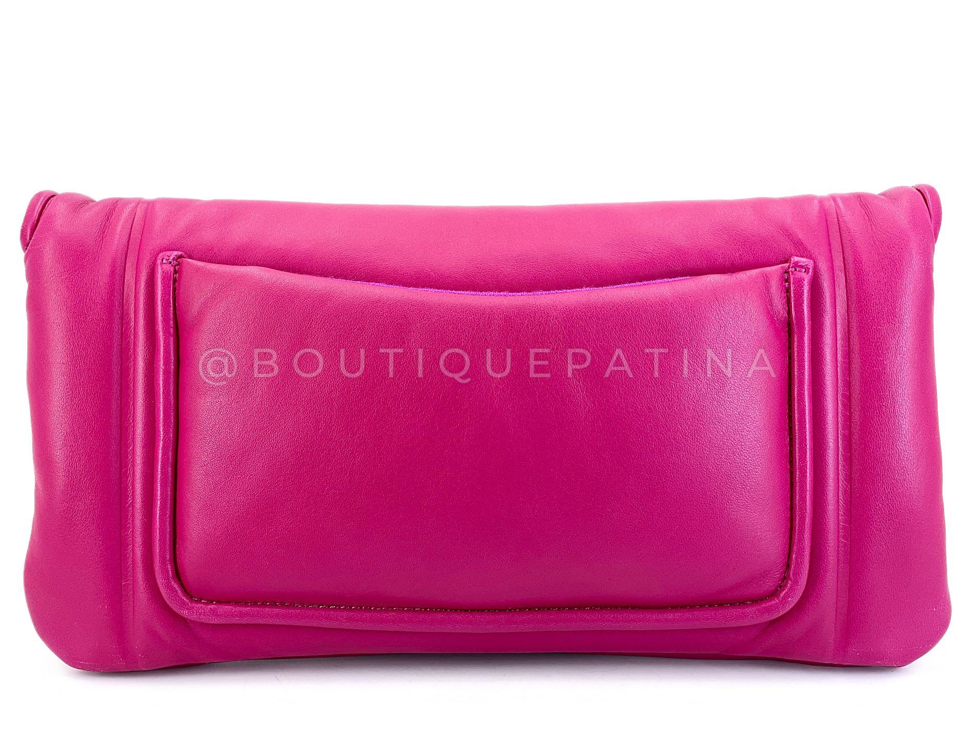 Chanel Fuchsia Pink Lambskin Puffy Large Clutch Flap Bag GHW 68505 Excellent état - En vente à Costa Mesa, CA