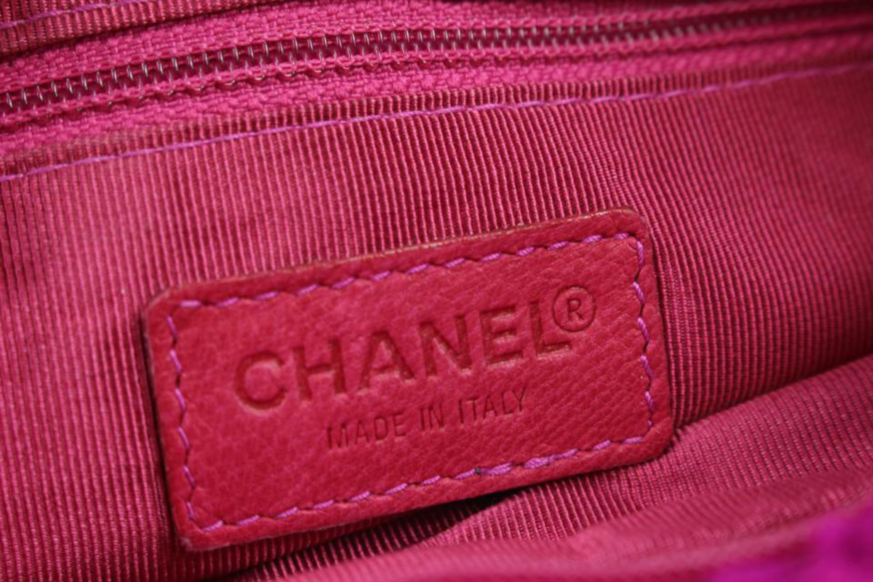 Chanel Fuchsiafarbene Umhängetasche mit Kaninchenpelzkette 3C88a im Zustand „Hervorragend“ in Dix hills, NY