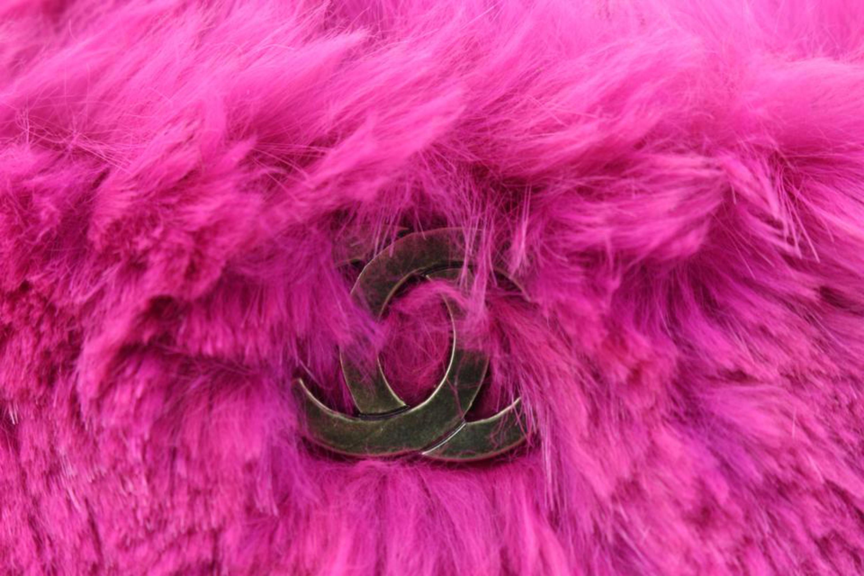 Chanel Fuchsiafarbene Umhängetasche mit Kaninchenpelzkette 3C88a Damen