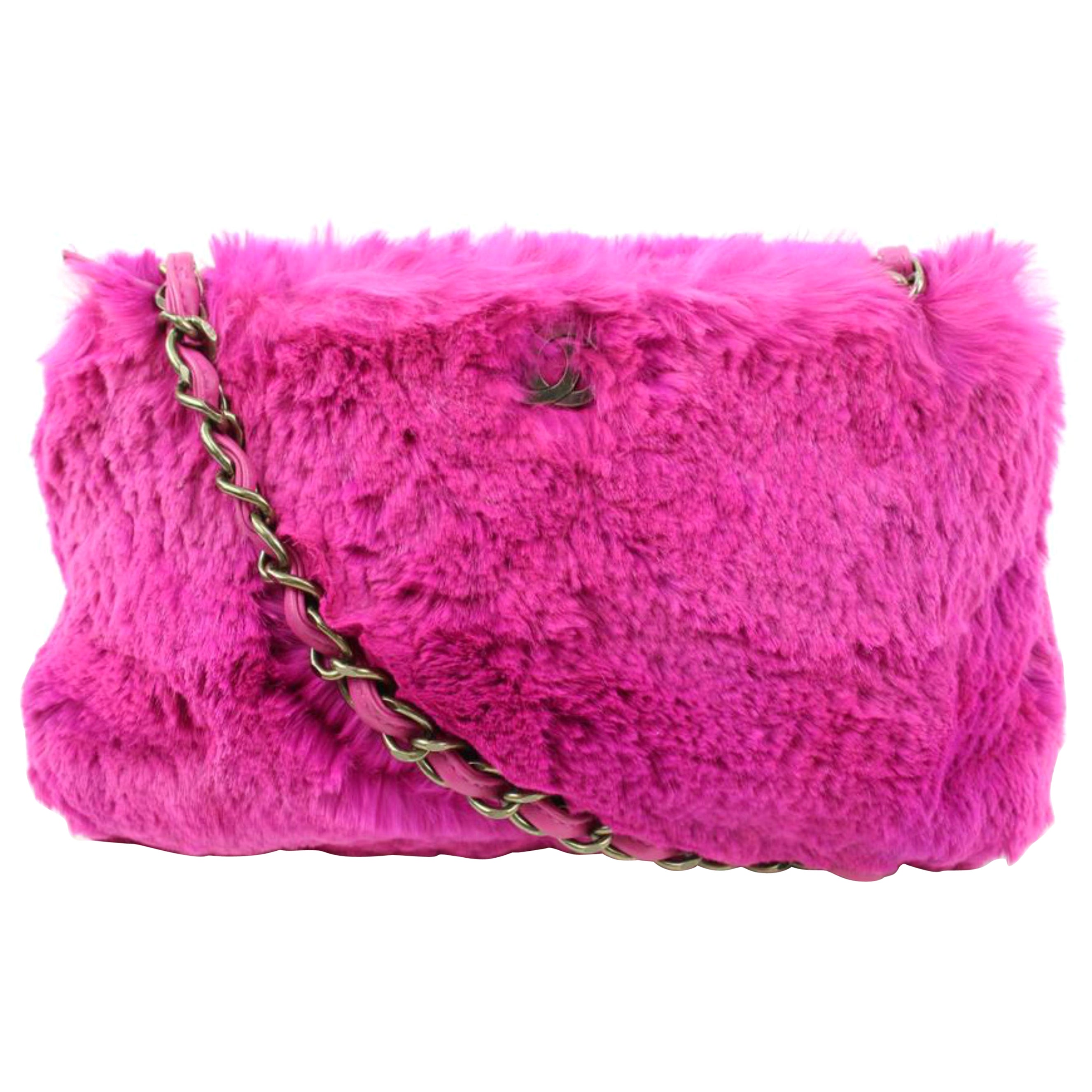 Chanel Fuchsiafarbene Umhängetasche mit Kaninchenpelzkette 3C88a