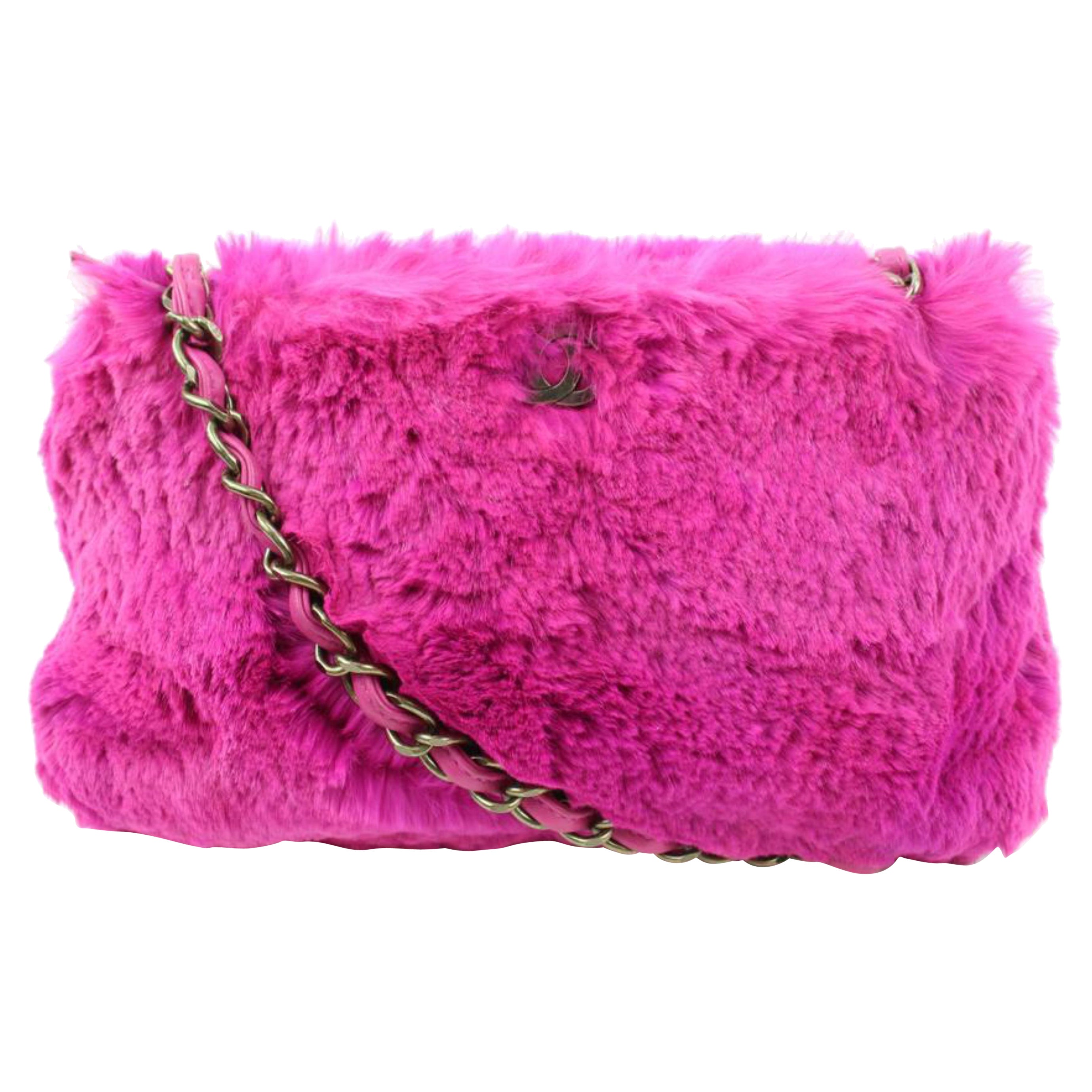 Chanel Fuchsiafarbene Umhängetasche mit Kaninchenpelzkette 3C88a