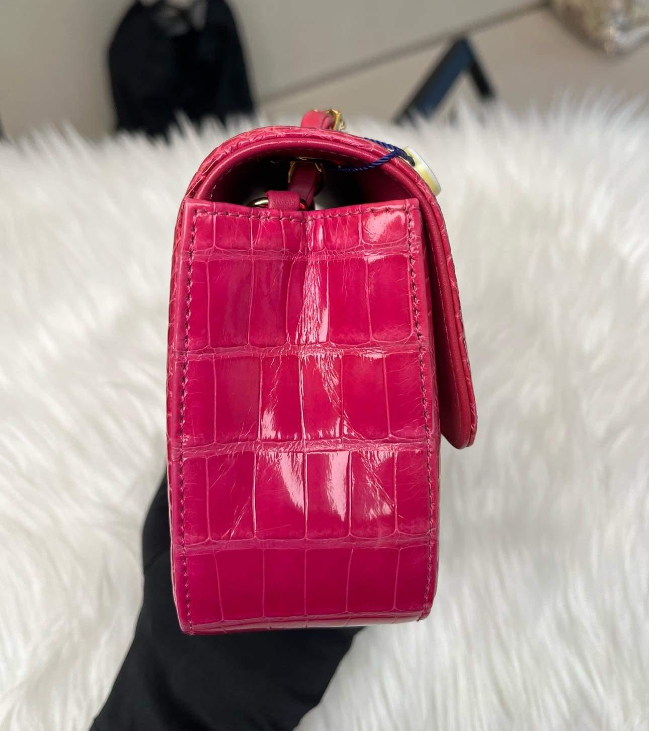 Chanel Fuchsia Rosa glänzende rechteckige Mini-Klappentasche aus Alligatorleder GHW im Angebot 4