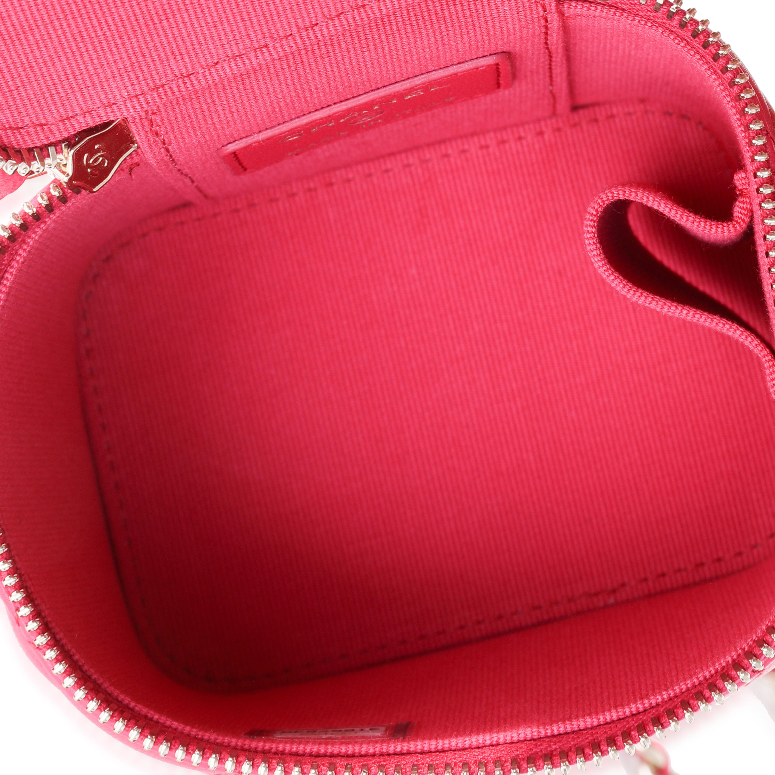 Titolo dell'elenco: Chanel Mini Vanity Crossbody in pelle d'agnello trapuntata fucsia
SKU: 116609
Condizioni: Usato (3000)
Condizioni della borsa: Menta
Commenti sulle condizioni: Condizioni perfette. Plastica sulla ferramenta. Nessun segno visibile