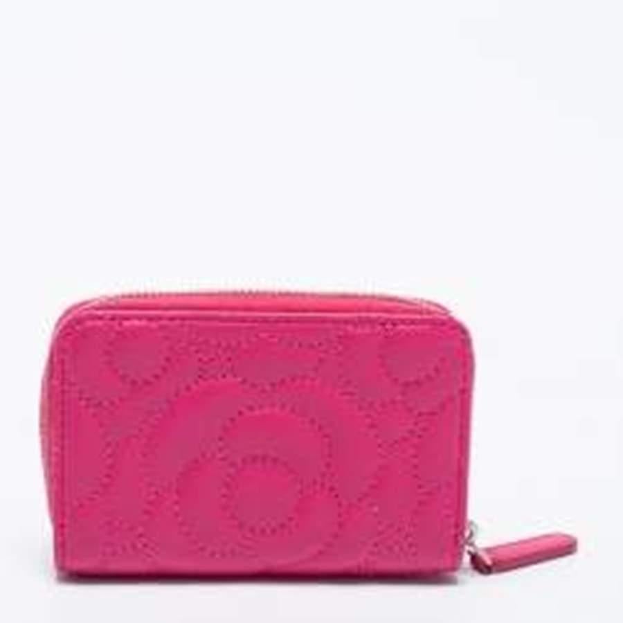 This coin purse from Chanel is made from Camellia-quilted leather. In a fuchsia shade, with fine stitching that blends into the grand finish, the case is secured with a zipper and finished with the CC logo. A classic luxury creation.

Includes: