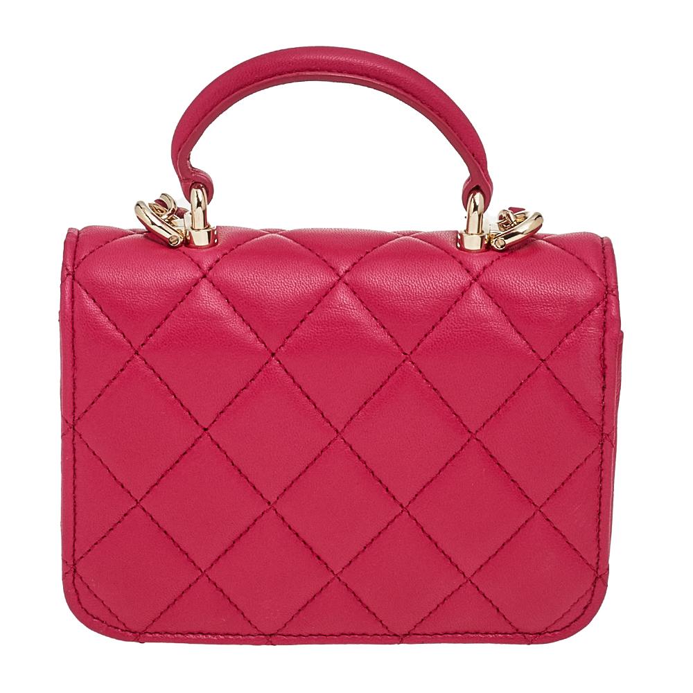 Made into a petite, chic-feminine silhouette and overlaid with the signature detailing of the House, this coin purse from Chanel is an accessory you surely can't miss out on! It is lavishly shaped using fuchsia quilted leather with a gold-toned CC