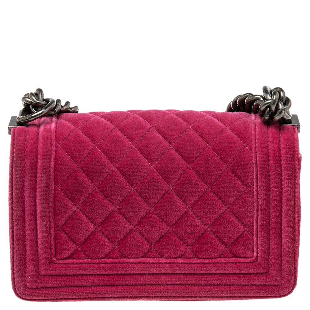Eyed by women worldwide, Chanel's luxurious Boy Flap bag is a must-have in your closet! The stunning bag is made from velvet and has the everlasting quilted pattern. It features sturdy hardware, the iconic Boy CC logo on the flap, and an adjustable