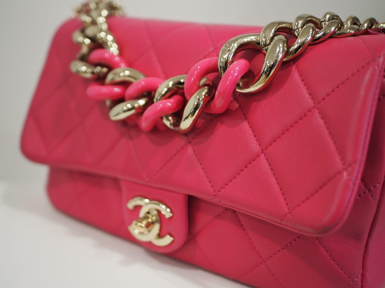 Chanel fucsia leather gold hardware 19 timeless shoulder handle bag In Excellent Condition In Capri, IT