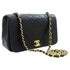 CHANEL - Sac à bandoulière à rabat avec chaîne complète - Cuir d'agneau matelassé noir - Clutch