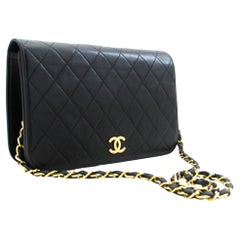 CHANEL - Sac à bandoulière à rabat avec chaîne complète - Cuir d'agneau matelassé noir - Clutch