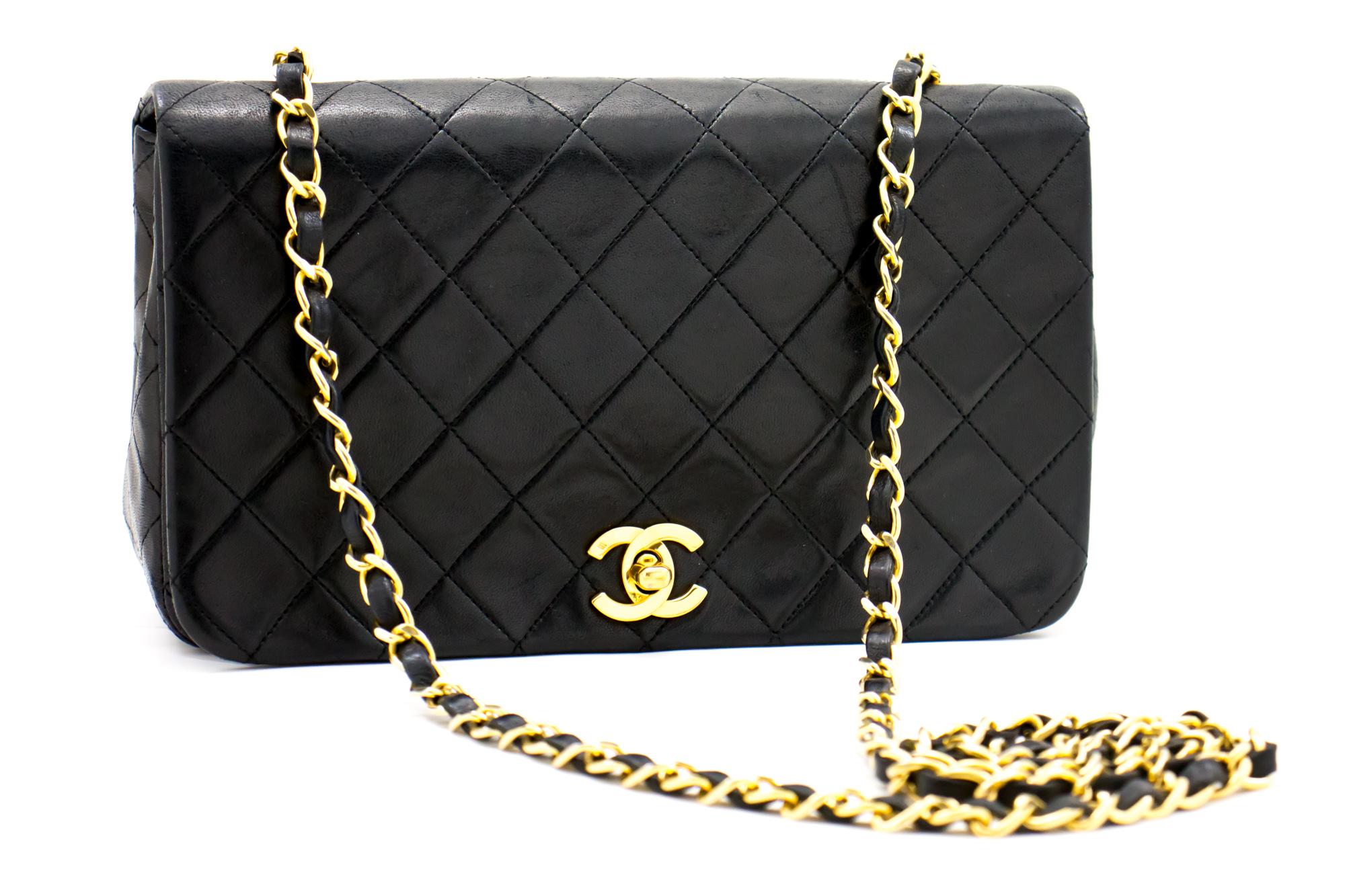 An authentic CHANEL Full Flap Chain Shoulder Bag Black Quilted made of black Lambskin. The color is Black. The outside material is Leather. The pattern is Solid. This item is Vintage / Classic. The year of manufacture would be 1989-1991.
Conditions