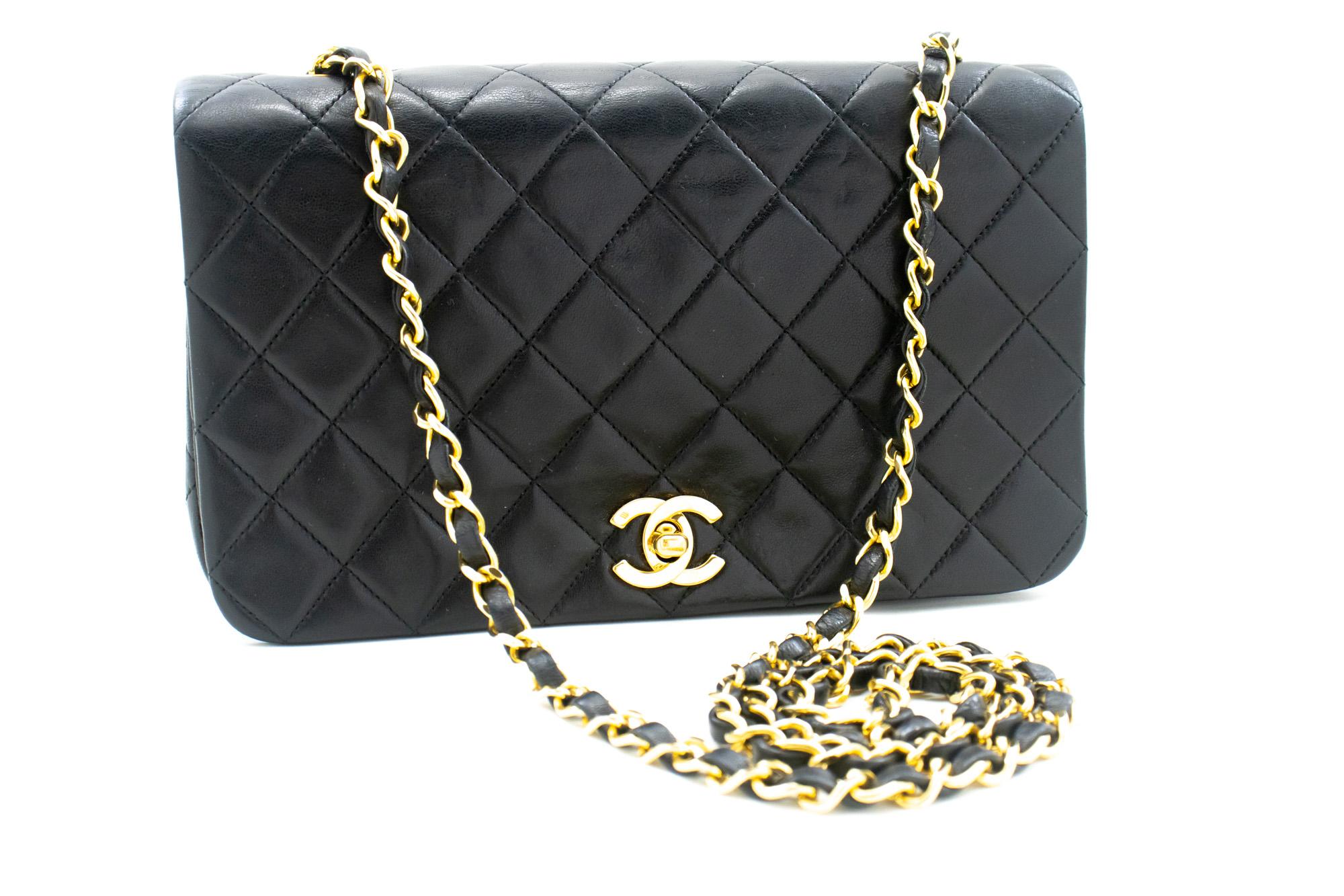 An authentic CHANEL Full Flap Chain Shoulder Bag Black Quilted made of black Lambskin. The color is Black. The outside material is Leather. The pattern is Solid. This item is Vintage / Classic. The year of manufacture would be 1989-1991.
Conditions