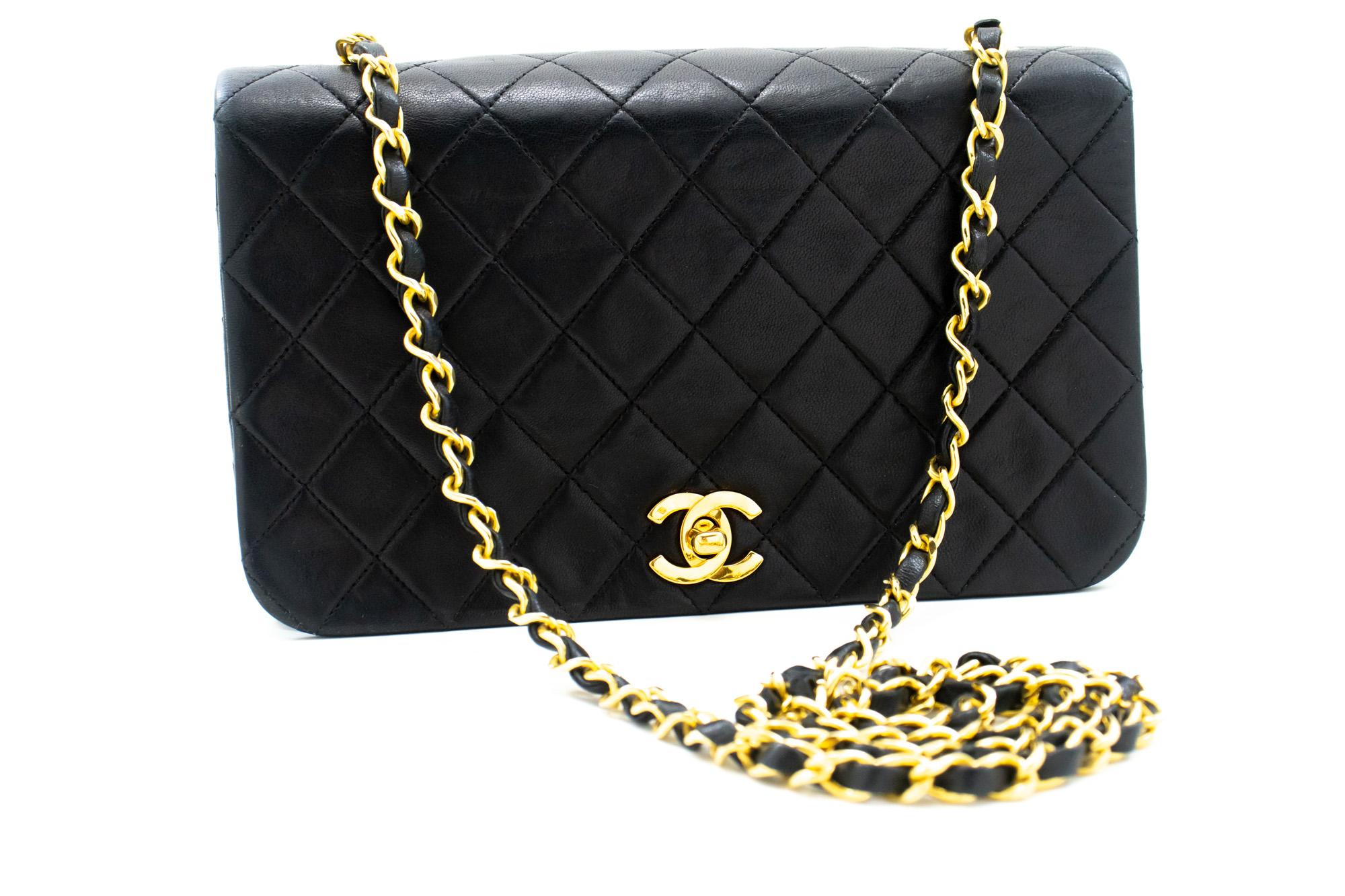 An authentic CHANEL Full Flap Chain Shoulder Bag Black Quilted made of black Lambskin. The color is Black. The outside material is Leather. The pattern is Solid. This item is Vintage / Classic. The year of manufacture would be 1989-1991.
Conditions