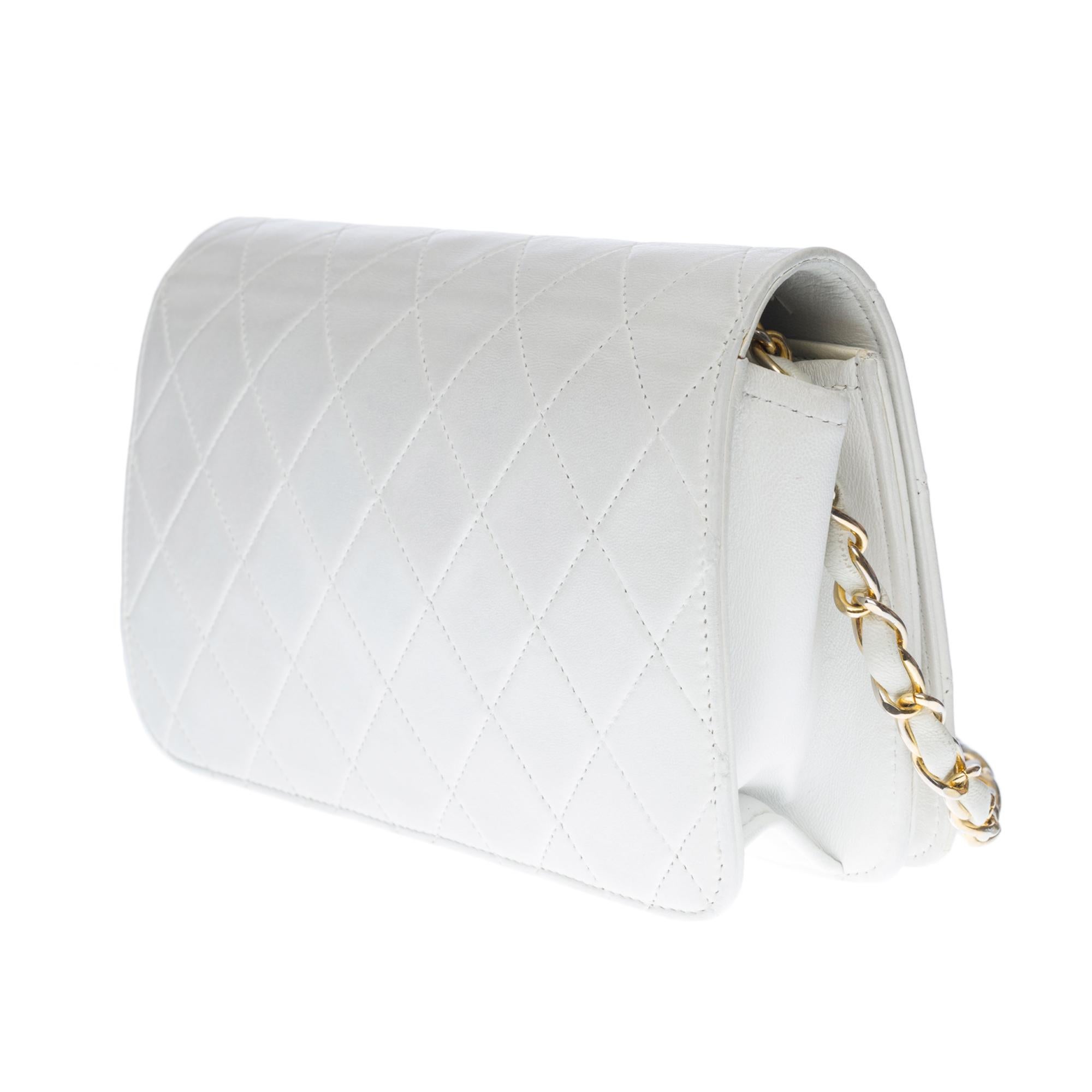 Chanel Full flap Mini shoulder bag in white quilted lambskin, GHW In Good Condition In Paris, IDF