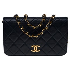 Chanel Mini-Schultertasche mit voller Klappe aus marineblauem gestepptem Lammfell, GHW