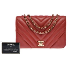 Sac à bandoulière Chanel à rabat complet en cuir d'agneau matelassé rouge chevron