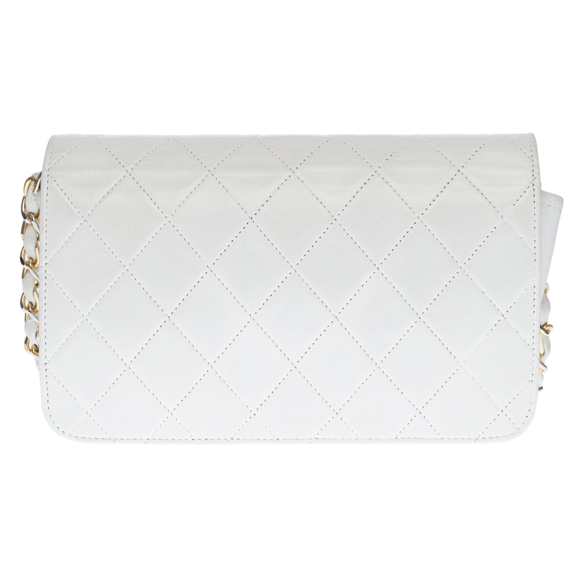 Lovely mini Chanel Full flap handbag in white quilted lambskin, hardware in gold metal, one chain strap in gold metal interwoven with white leather allowing the bag to be worn on the shoulder


Flap closure, golden CC logo clasp
Lining in white