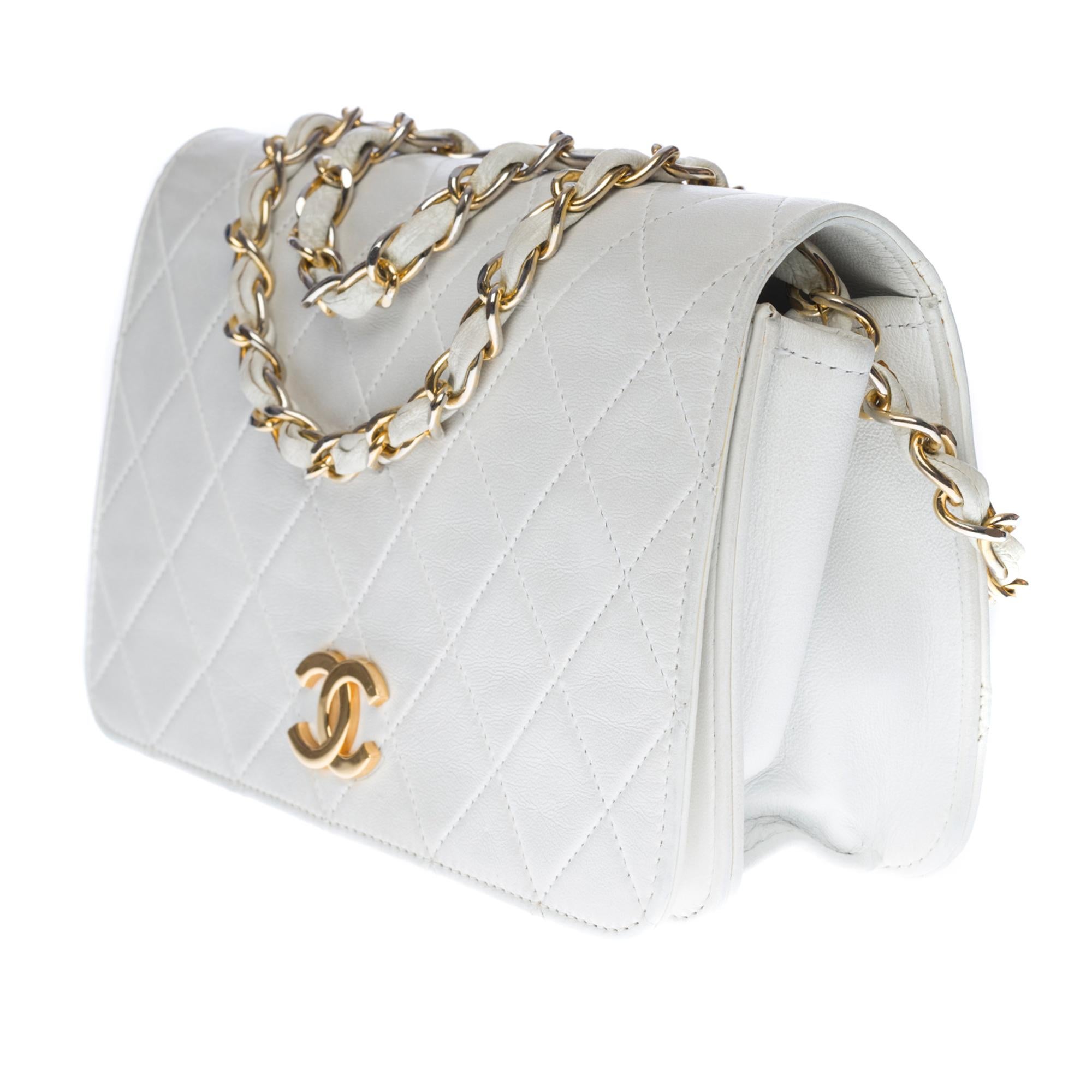 Chanel Full flap Mini shoulder bag in white quilted lambskin, GHW In Good Condition In Paris, IDF