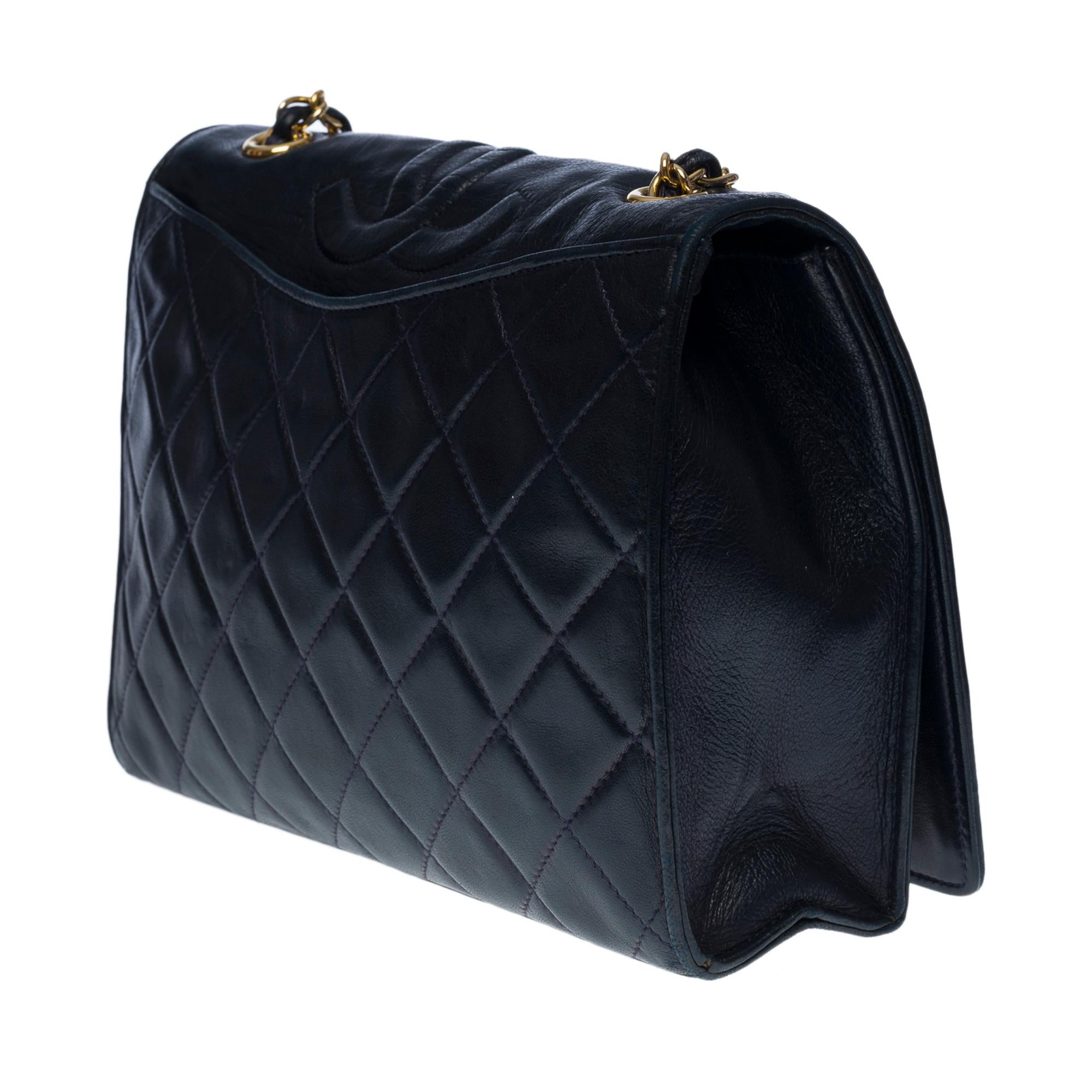 Chanel Full flap shoulder bag in navy quilted lambskin, GHW In Good Condition For Sale In Paris, IDF