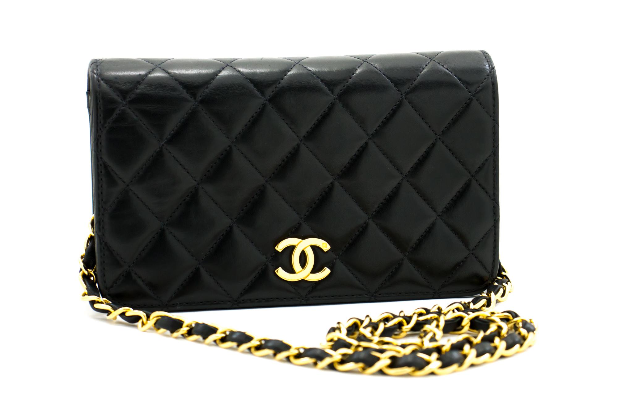 An authentic CHANEL Full Flap Small Chain Shoulder Bag Clutch Black Quilted. The color is Black. The outside material is Leather. The pattern is Solid. This item is Vintage / Classic. The year of manufacture would be 1997-1999.
Conditions &
