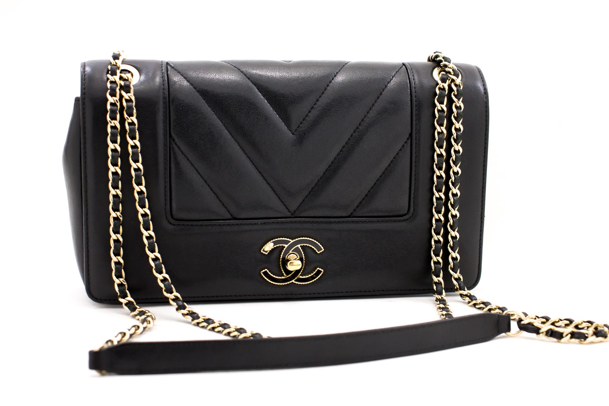 Eine authentische CHANEL Full Flap V Stitch Chain Umhängetasche Crossbody Schwarz Gold. Die Farbe ist Schwarz. Das Außenmaterial ist Leder. Das Muster ist solide. Dieser Artikel ist zeitgenössisch. Das Jahr der Herstellung wäre 2016.
Bedingungen &
