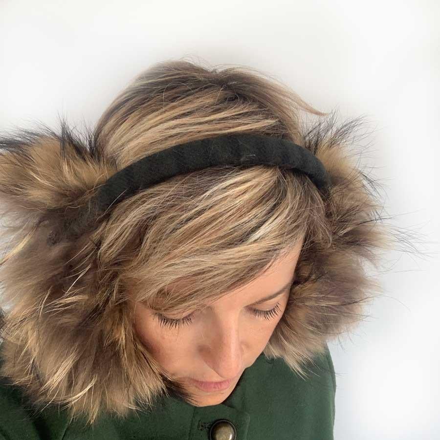 CHANEL fur earmuff

This earmuff comes from CHANEL. The headband is covered with a green, black striped Scottish fabric with fine Bordeaux lines. The earmuffs are in fur and adorned with a tweed circle, then a jewel button placed on the same fabric