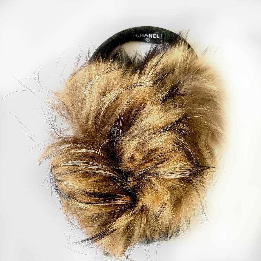 Marrone Paraorecchie con pelliccia e gioielli CHANEL