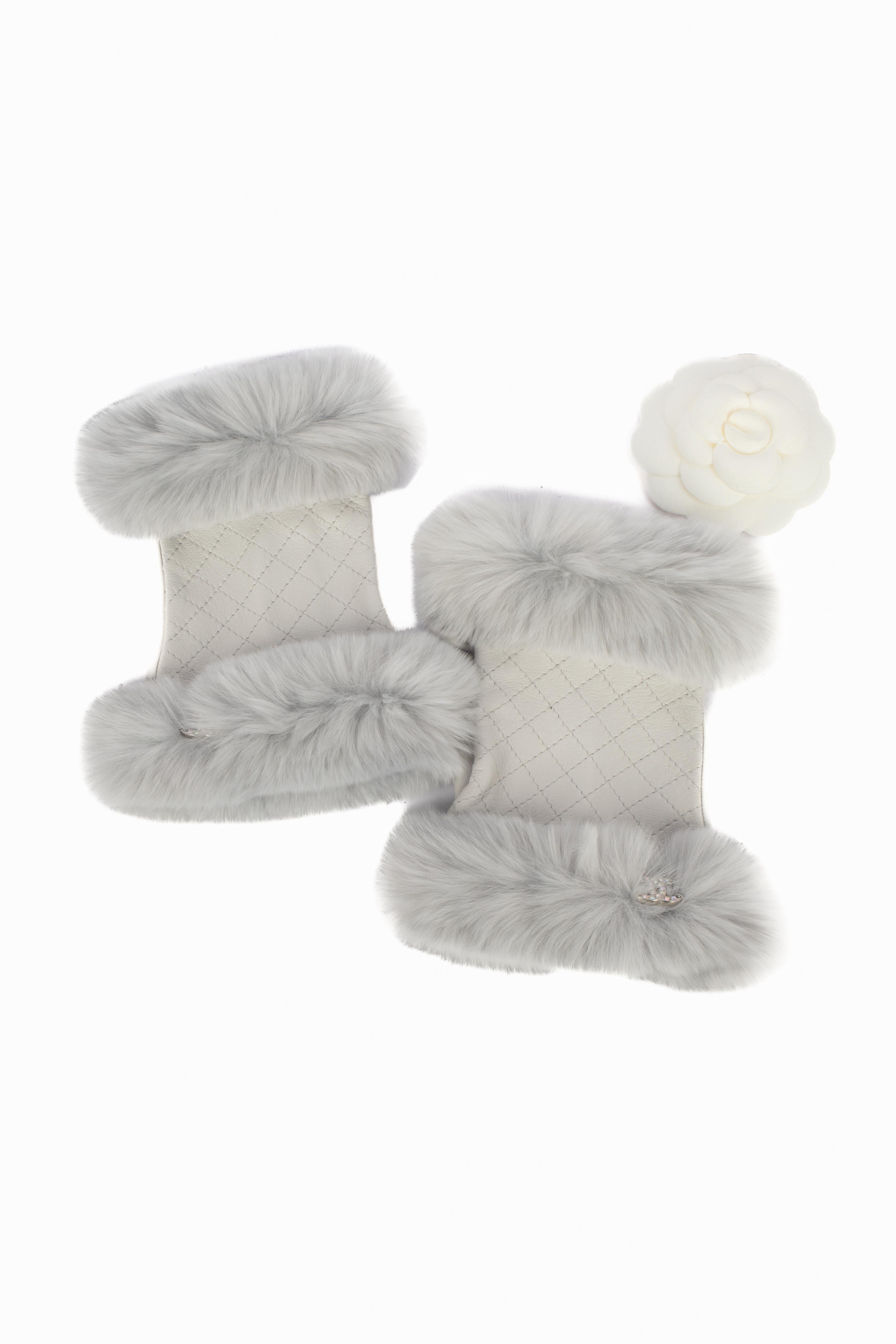 CHANEL - (Fabriqué en France) Gants sans doigts en cuir d'agneau gris avec fourrure de lapin. Taille 7.5 indiquée.

Condit :
Très bon état.

Dimensions :
Hauteur : 13 cm - Largeur : 8 cm

SKU:ACC115