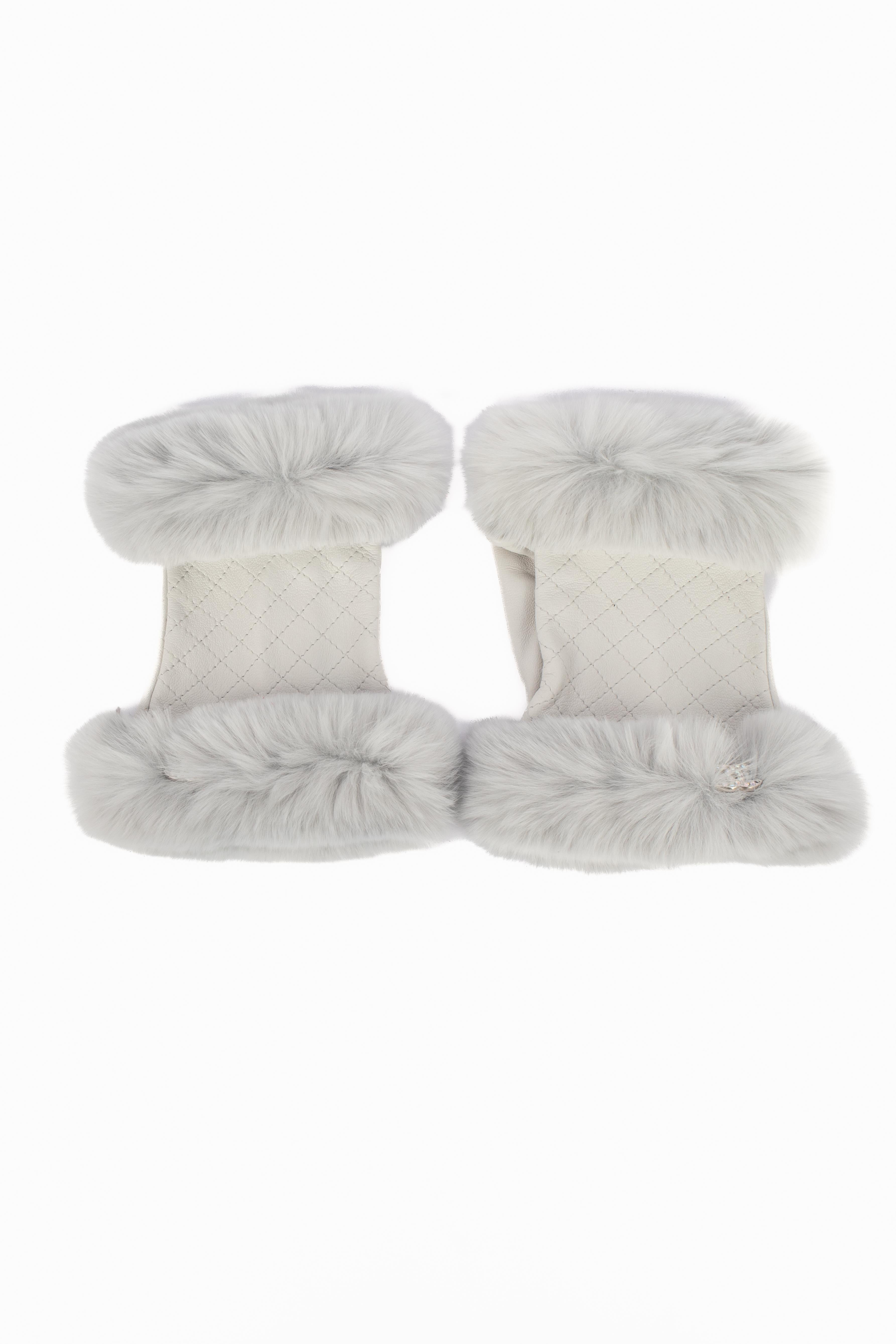 Gris Gants sans doigts en fourrure et cuir de Chanel en vente