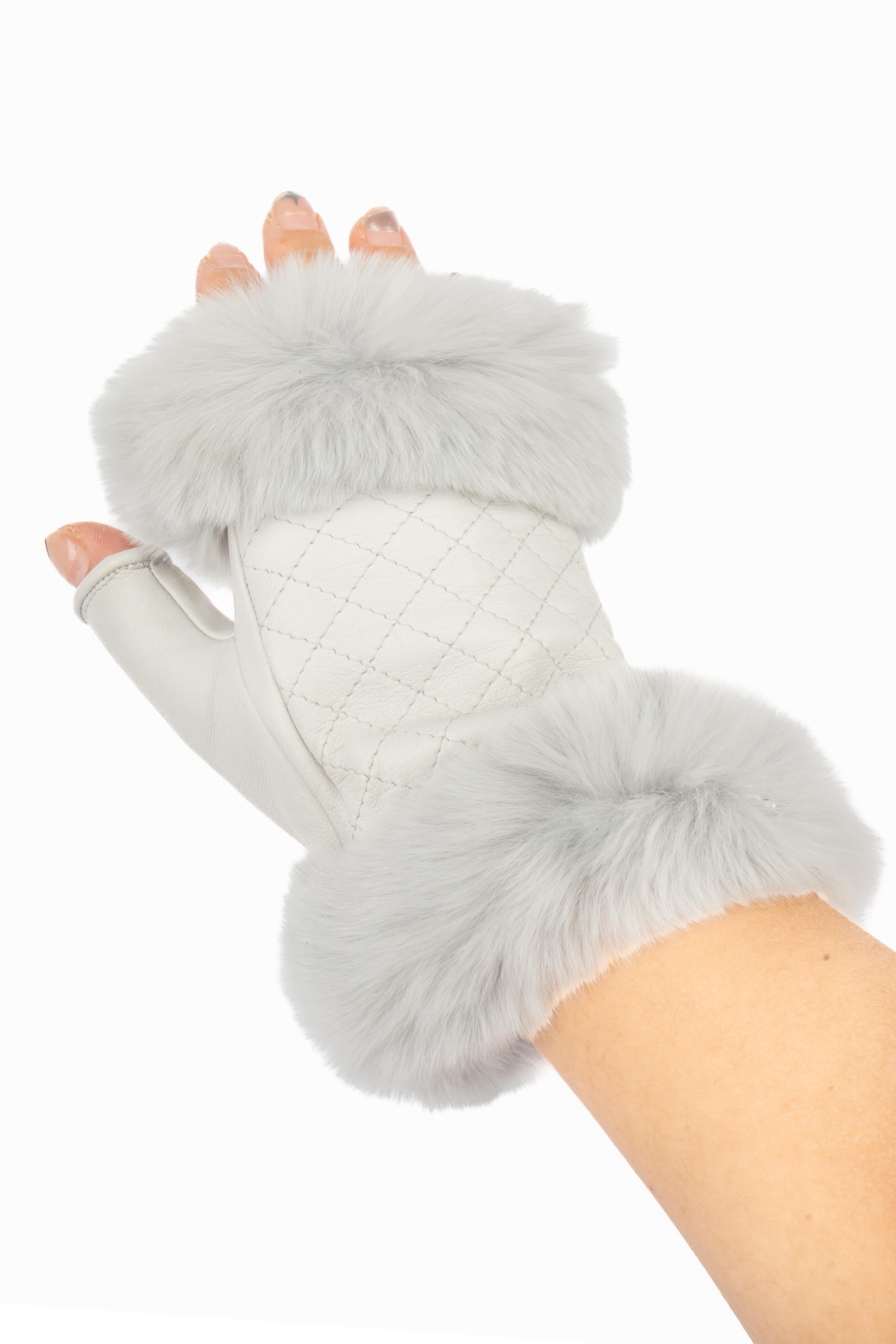 Gants sans doigts en fourrure et cuir de Chanel en vente 1