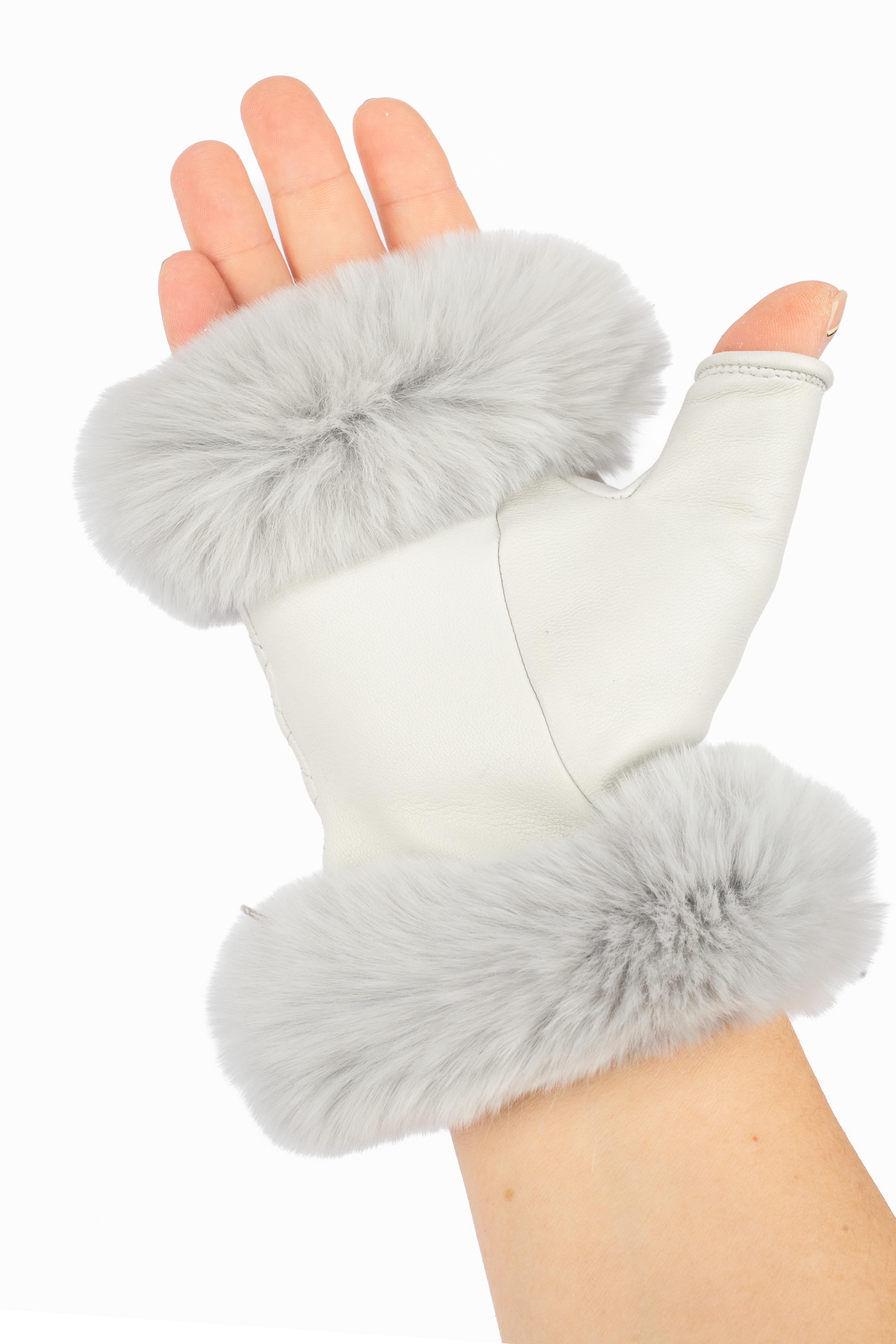 Gants sans doigts en fourrure et cuir de Chanel en vente 2