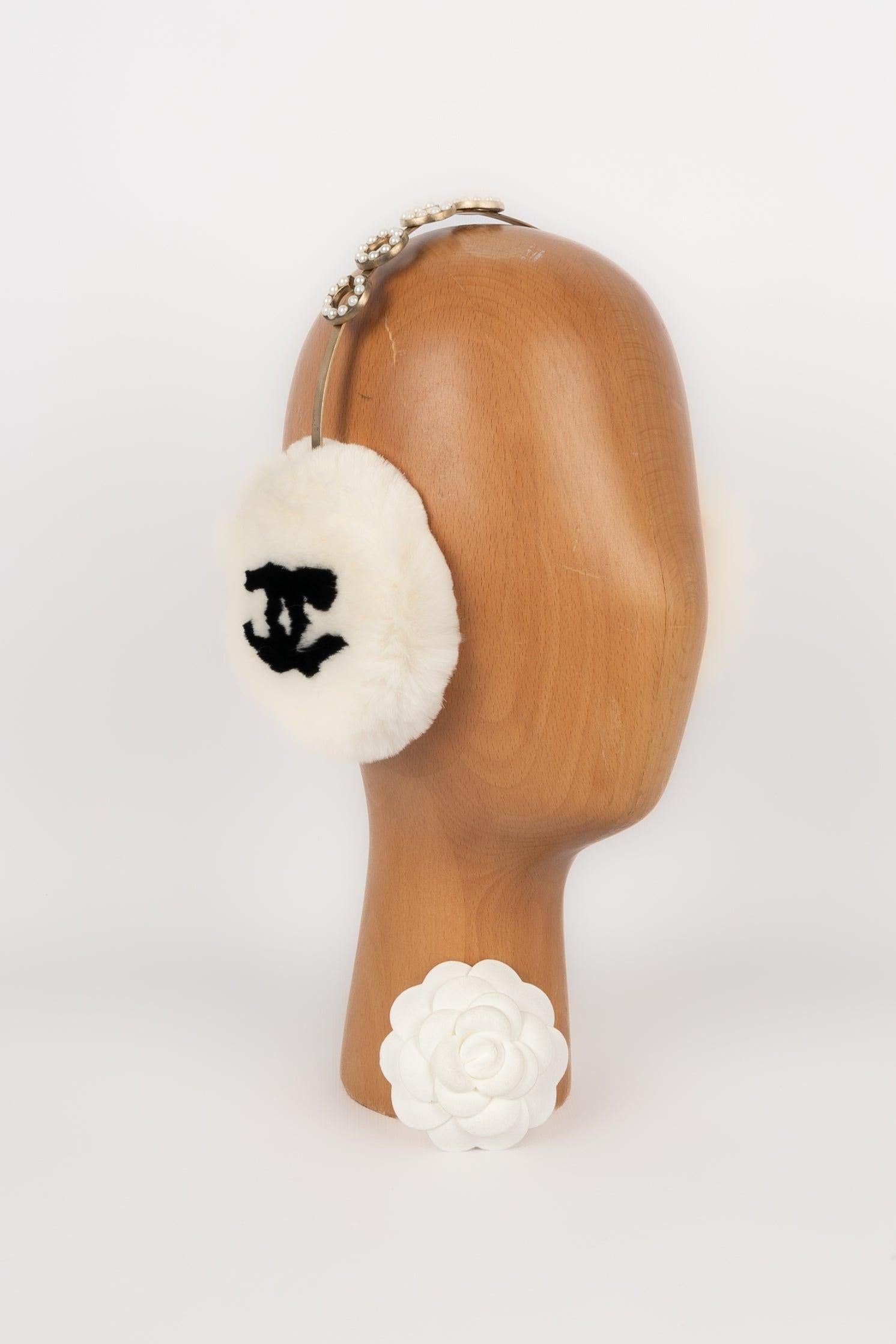 Chanel - (Made in France) Fur earmuffs with a golden metal ring and costume pearls. 2001 Fall-Winter Collection. To be mentioned, oxidization on the metal.
 
 Additional information: 
 Condition: Good condition
 Dimensions: Length: 48 cm
 Period: