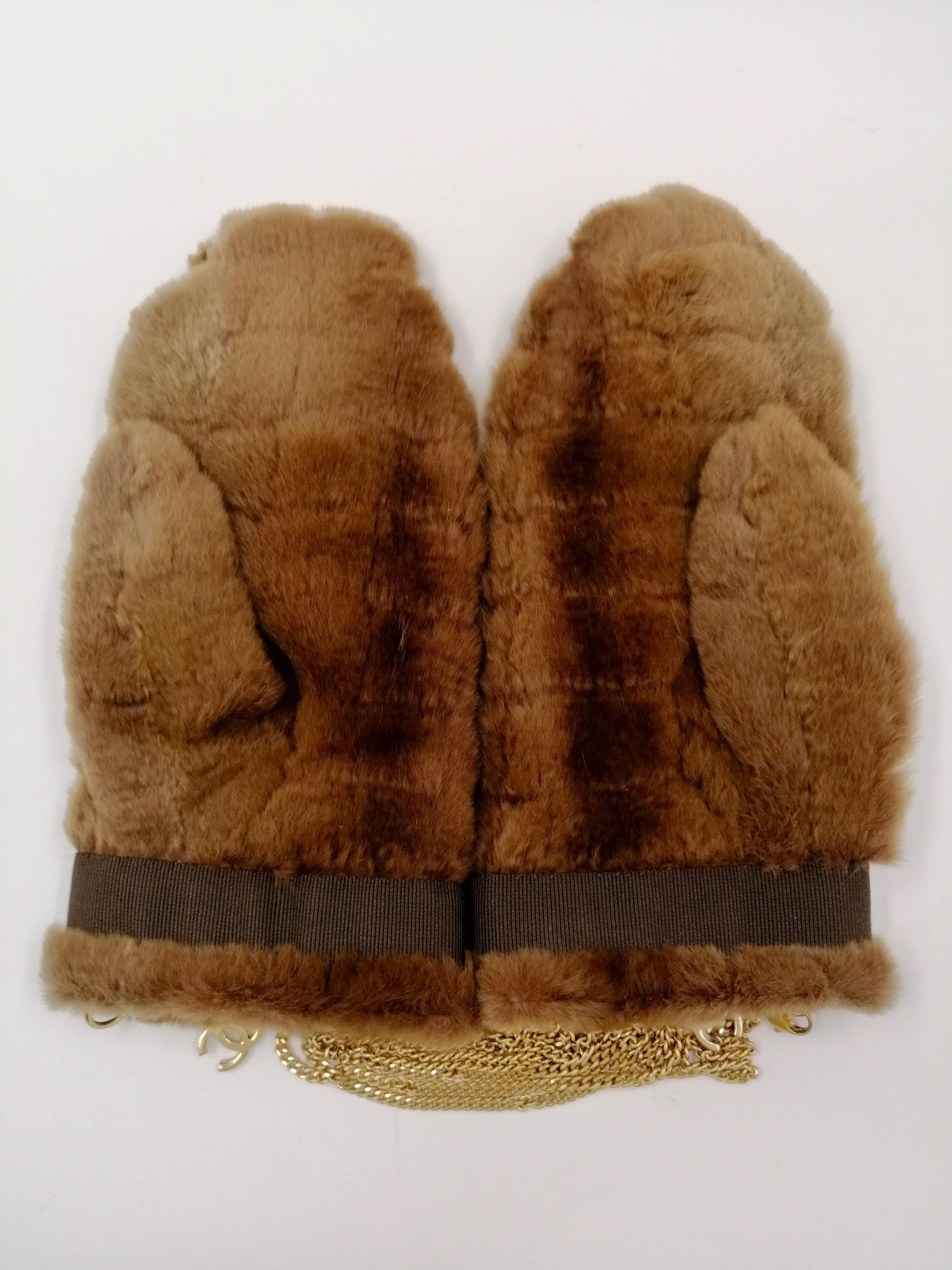 CHANEL  fur gloves In Good Condition In Rubiera, RE
