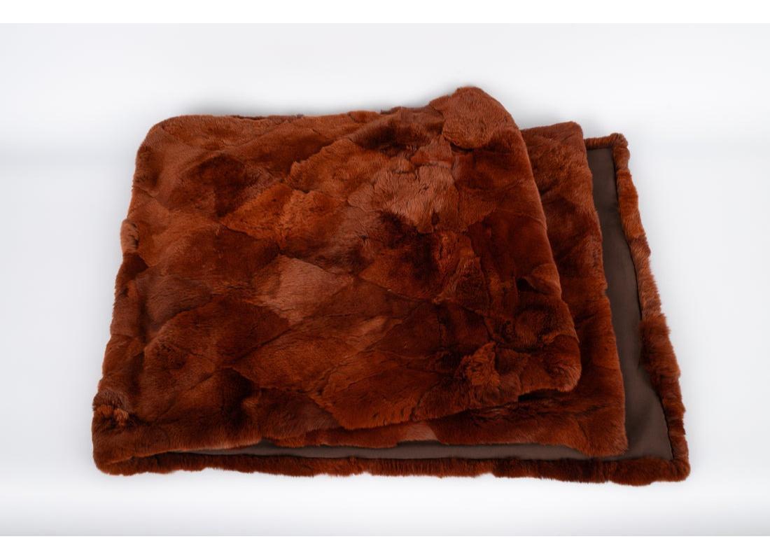 Grande étole en fourrure de Chanel en orylag brun-cuivre avec une doublure en soie brune en vente 2