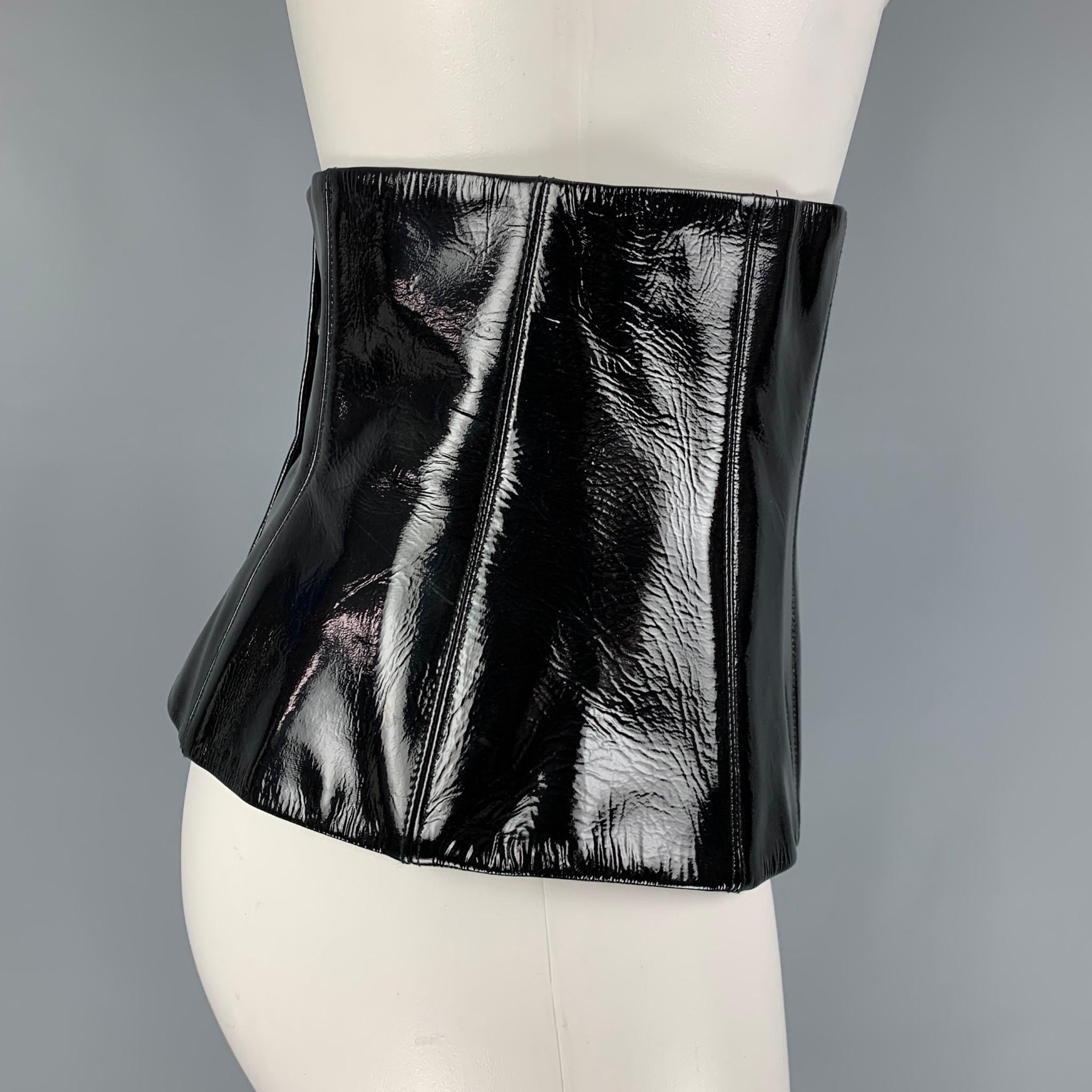 CHANEL FW 01 belt comes in a black patent leather with a silk lining featuring a hidden back zip up closure. Made in France. 

Very Good Pre-Owned Condition.
Marked: 40

Length: 13.5 in.
Height: 7.5 in. 