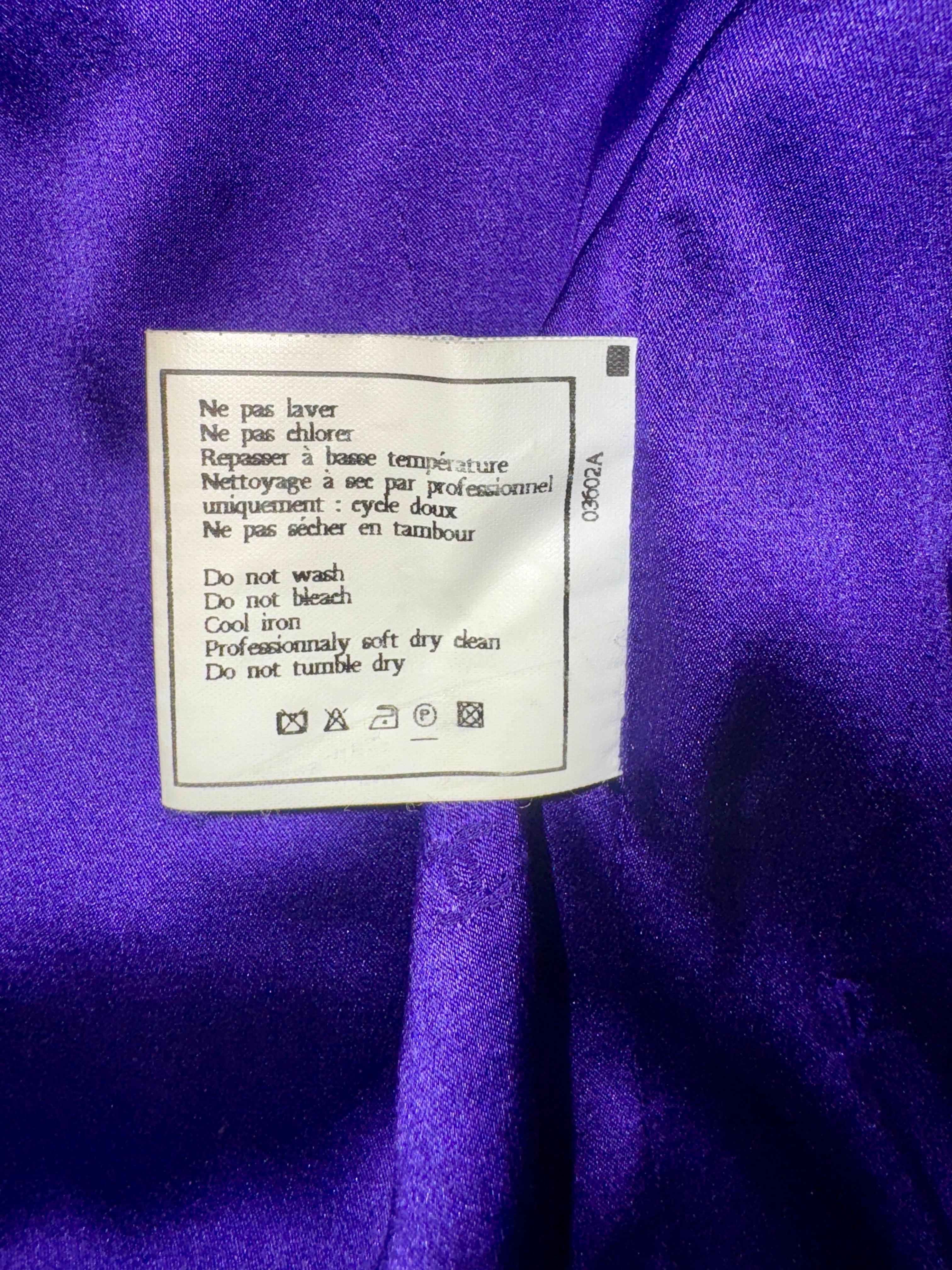 CHANEL FW 1995 Purple Tweed Chain Trimmed Fitted Jacket Blazer S For Sale 7