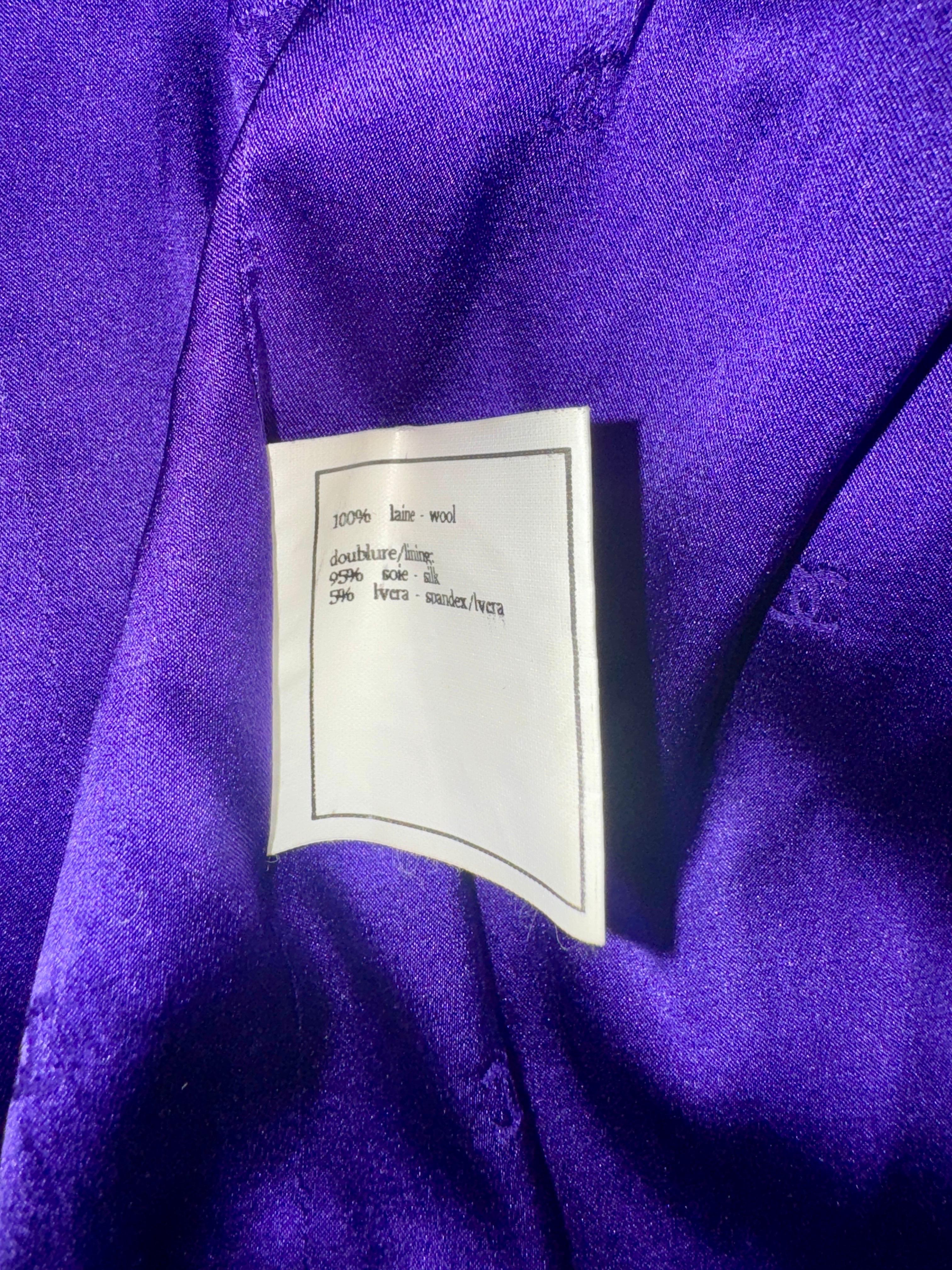 CHANEL FW 1995 Purple Tweed Chain Trimmed Fitted Jacket Blazer S For Sale 8