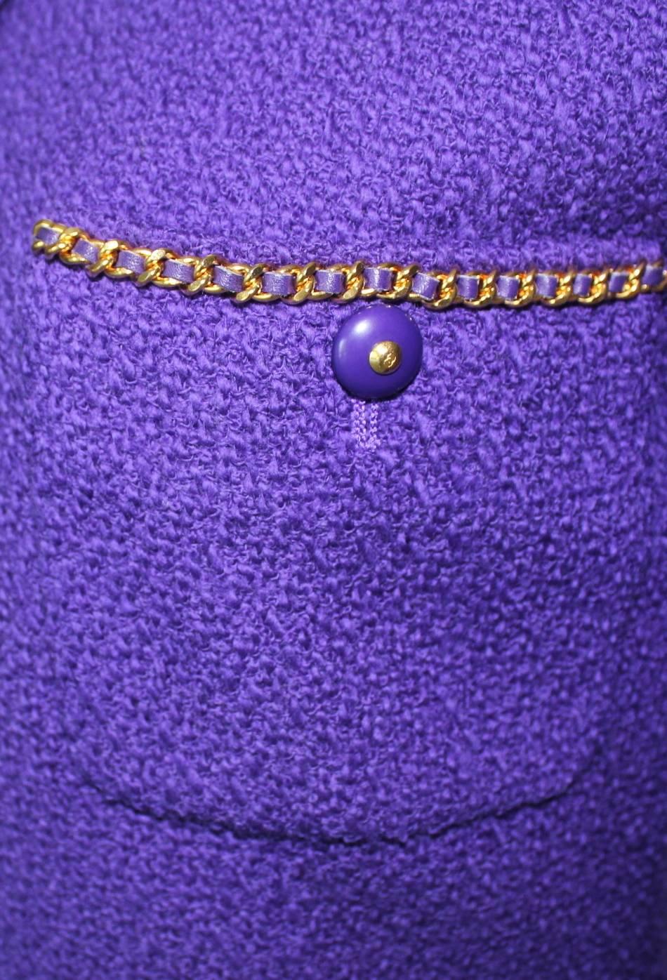 CHANEL FW 1995 Purple Tweed Chain Trimmed Fitted Jacket Blazer S For Sale 2