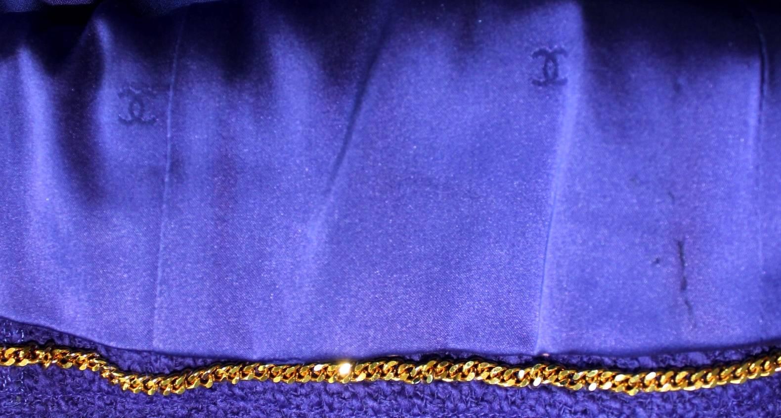 CHANEL FW 1995 Purple Tweed Chain Trimmed Fitted Jacket Blazer S For Sale 4