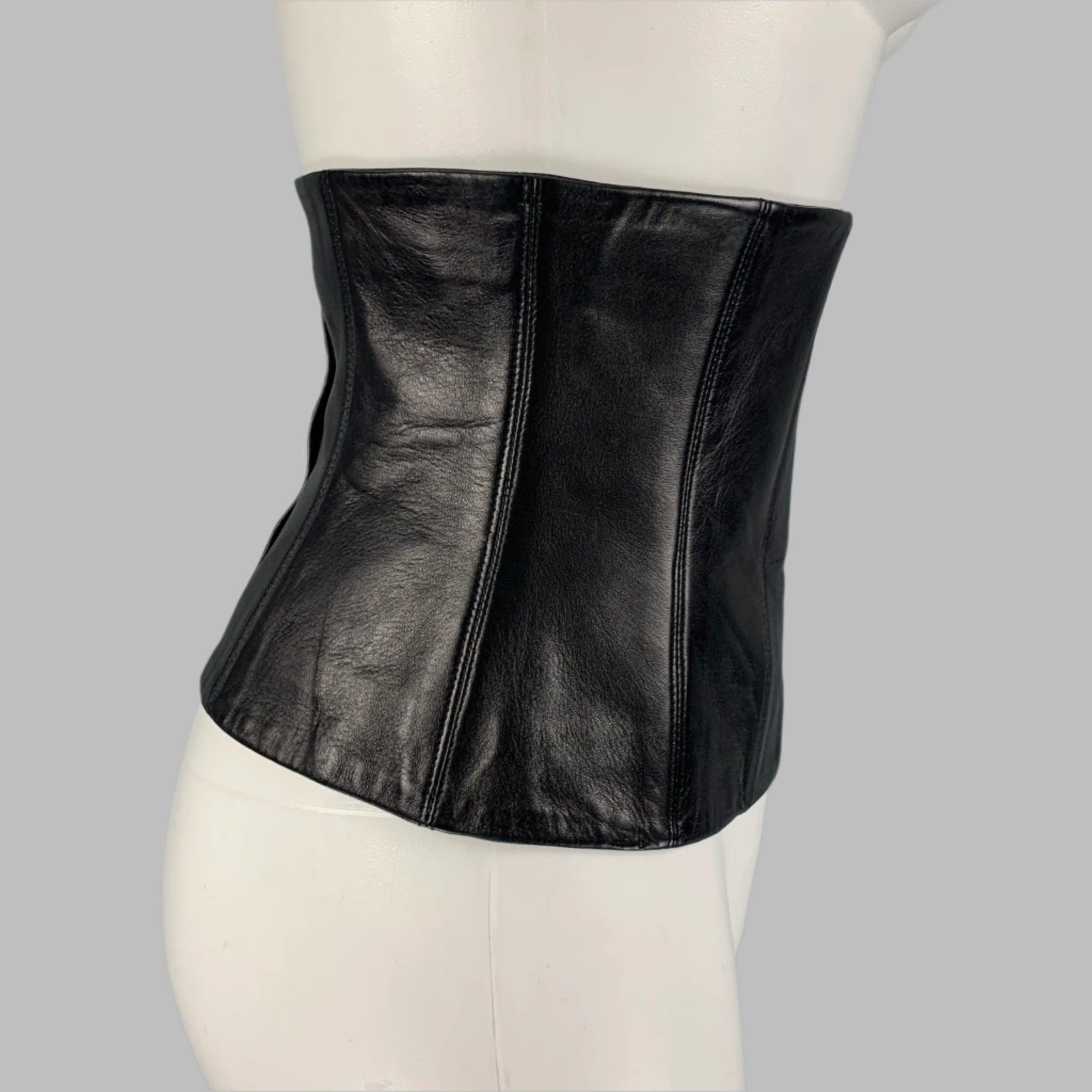 CHANEL FW 01 belt in a black leather with a silk lining featuring a hidden back zip up closure. Made in France.
Excellent Pre-Owned Condition. 

Marked:   FR 38Length: 13.5 inches  Height: 7 inches 

  
  
 
Sui Generis Reference: 134764
Category: