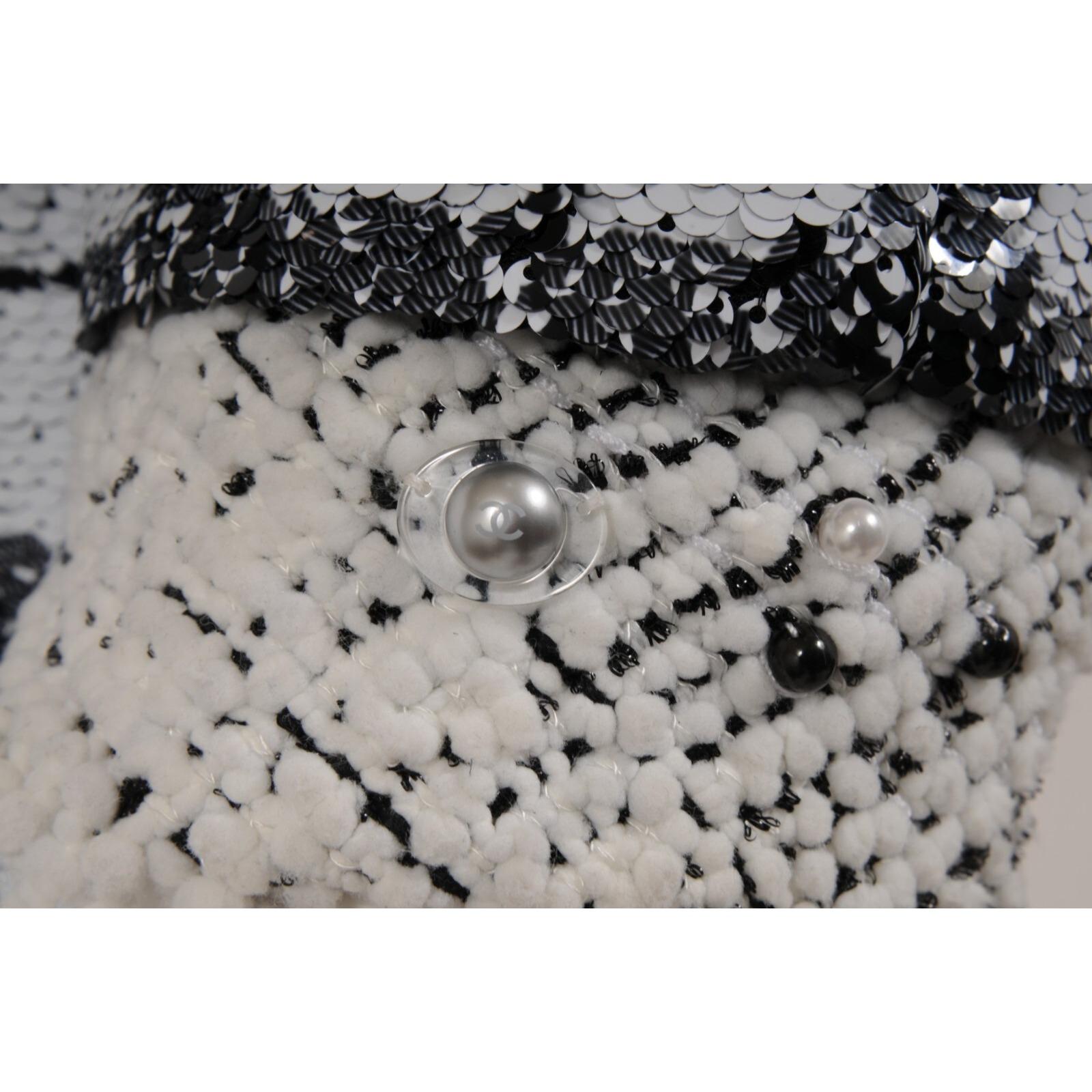 Chanel FW 2017 Runways Sequin Shift Mini Dress Size FR 42 XL White Black en vente 7