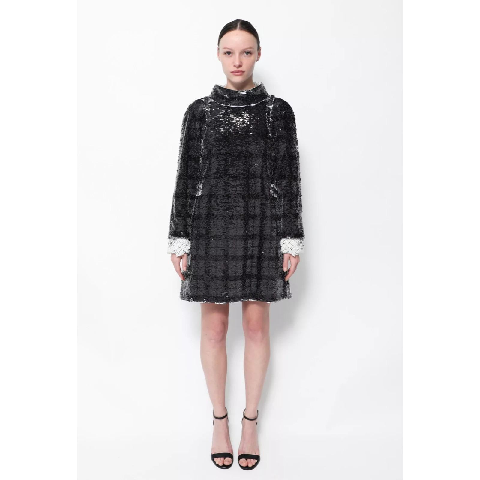 Chanel FW 2017 Runways Pailletten Shift Mini Kleid Größe FR 42 XL Weiß Schwarz (Grau) im Angebot
