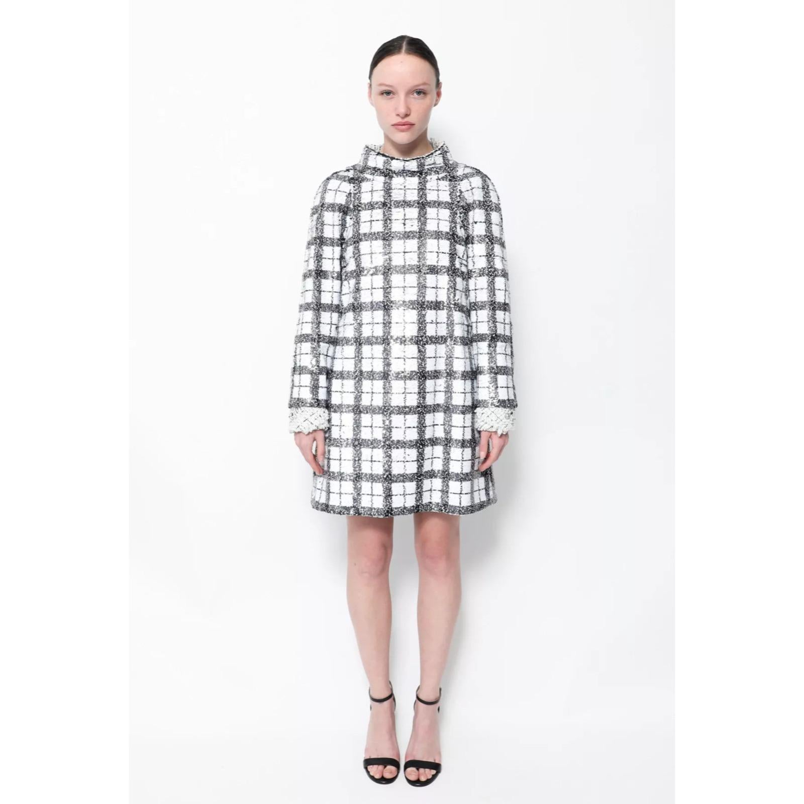 Chanel FW 2017 Runways Sequin Shift Mini Dress Size FR 42 XL White Black Excellent état - En vente à North Miami, FL