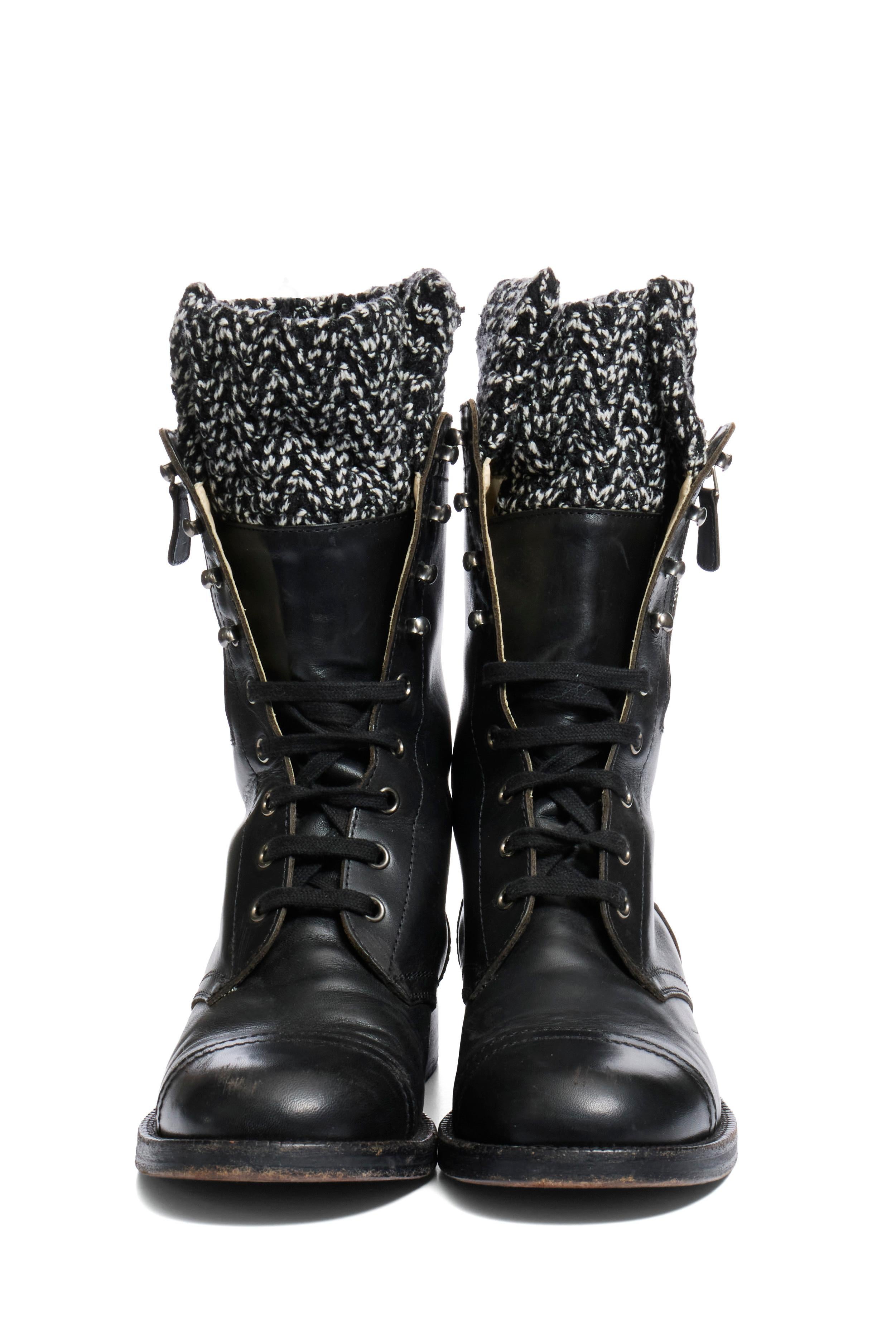 Nero Chanel FW13 Stivali da Combattimento in Pelle Nera con Polsino in Maglia Tweed Taglia 38.5 in vendita