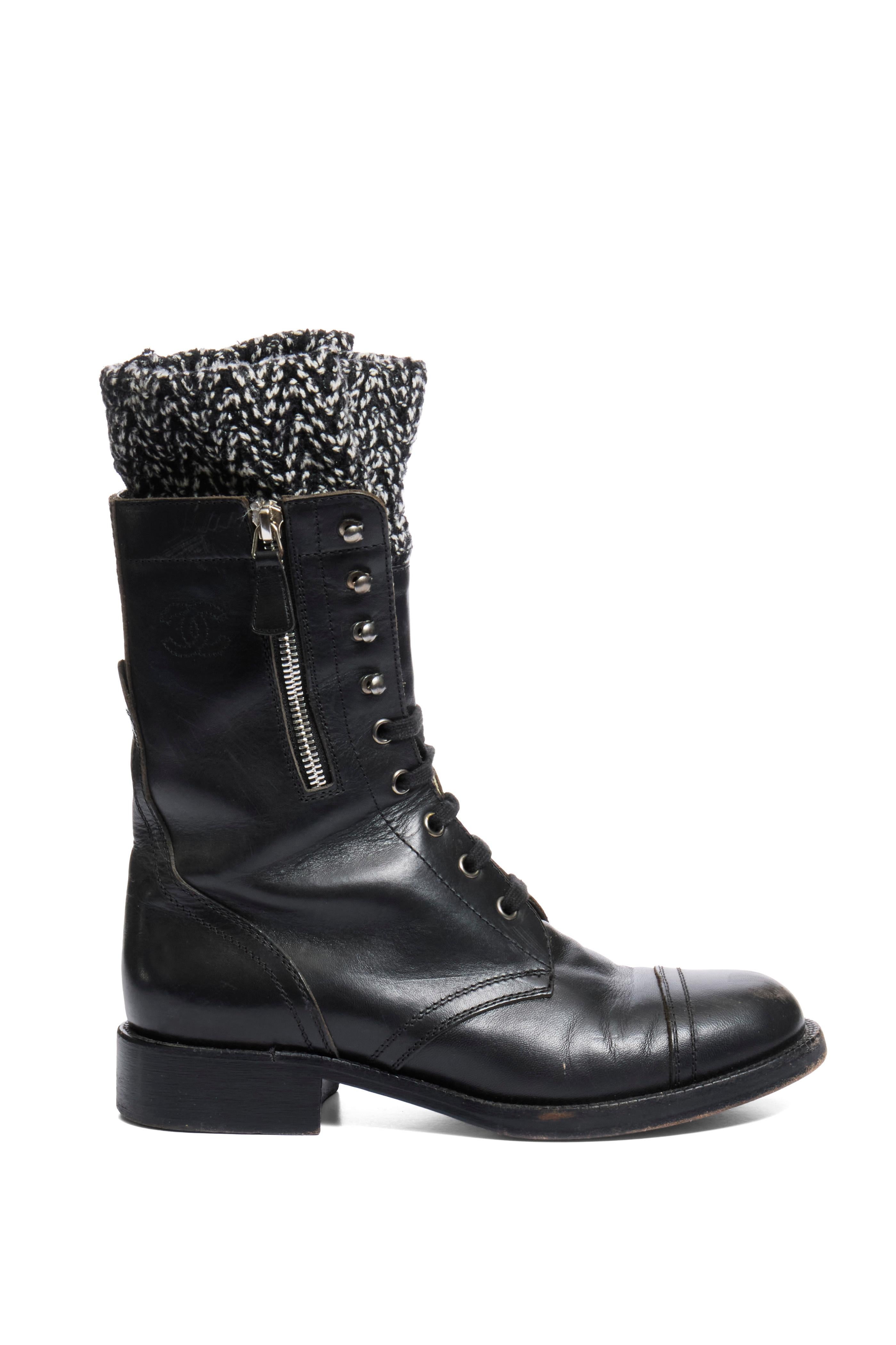 Chanel FW13 Stivali da Combattimento in Pelle Nera con Polsino in Maglia Tweed Taglia 38.5 In condizioni buone in vendita a Woodland Hills, CA